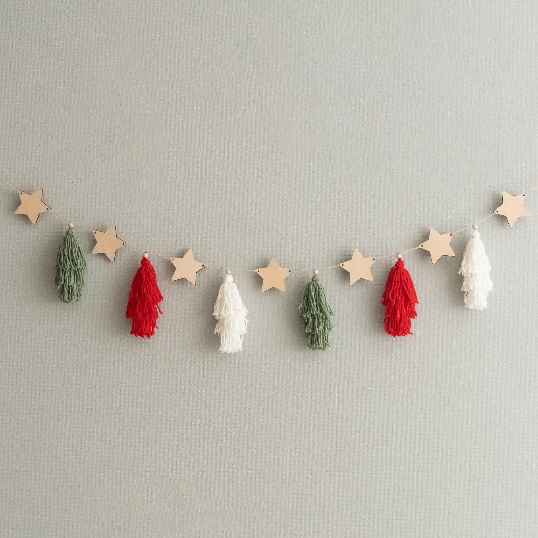 Macrame Christmas Garland with Wooden Stars for Holiday Walls X68