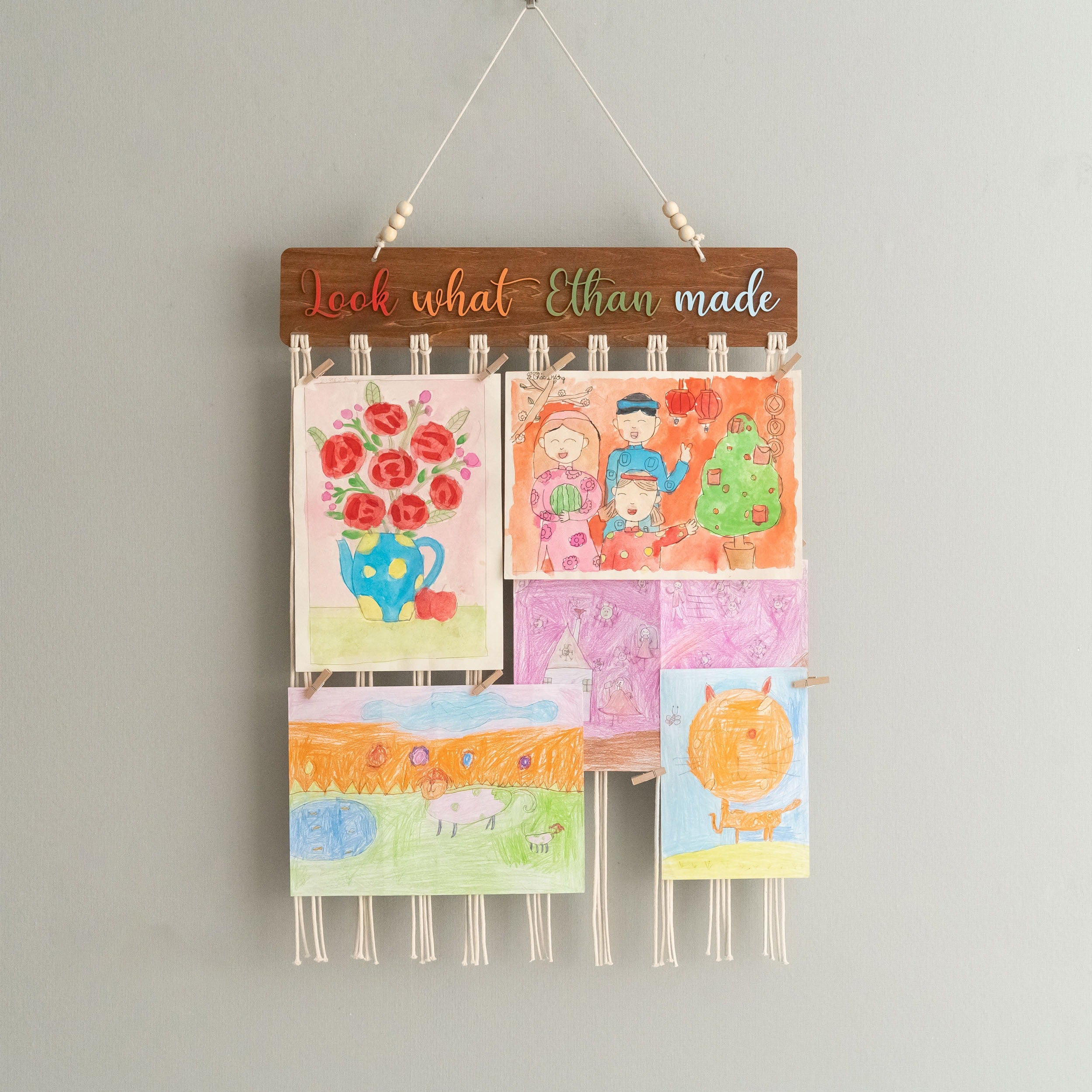 Personalized Kids' Art Display Hanger – Macrame Wall Organizer I28