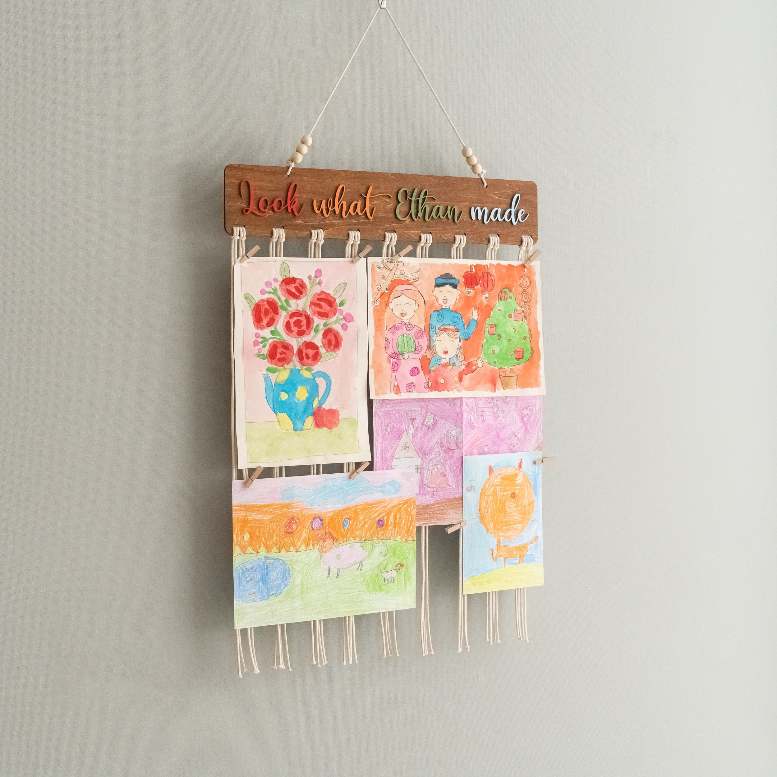 Personalized Kids' Art Display Hanger – Macrame Wall Organizer I28