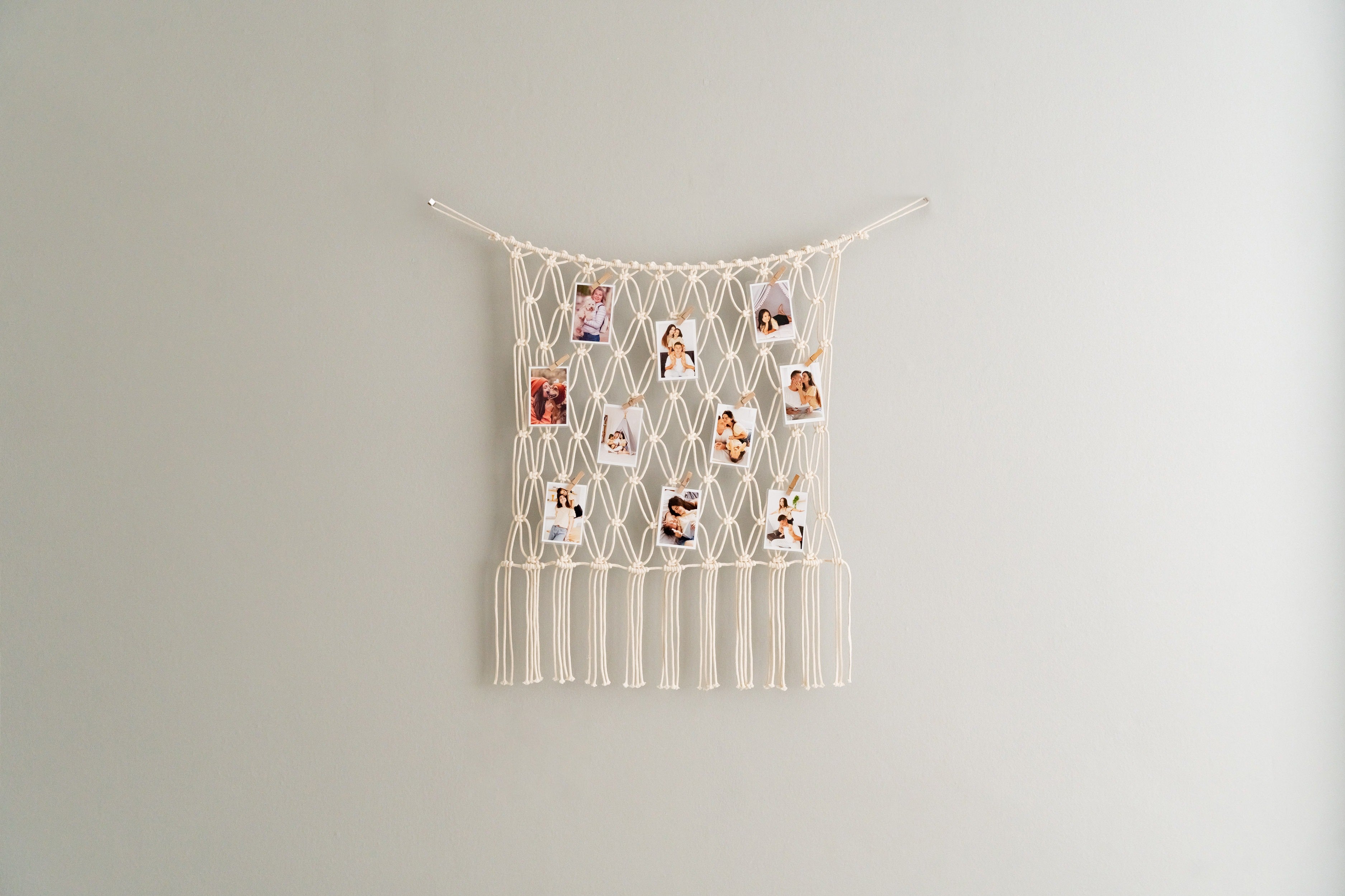 Macrame Photo Grid – Boho Hanging Net for Wall Display I19