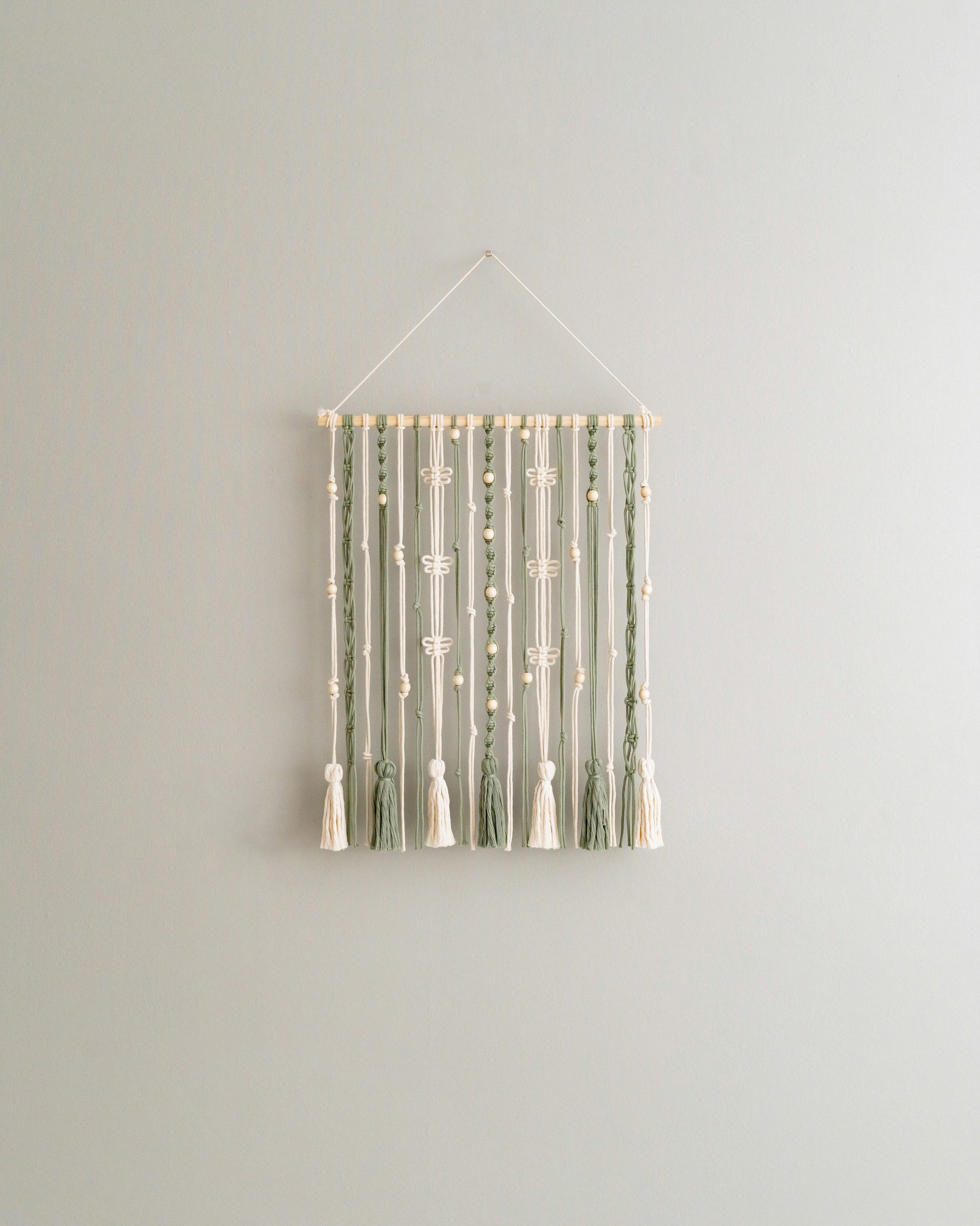 Macrame Photo Display – Boho Wall Hanging with Tassels I76