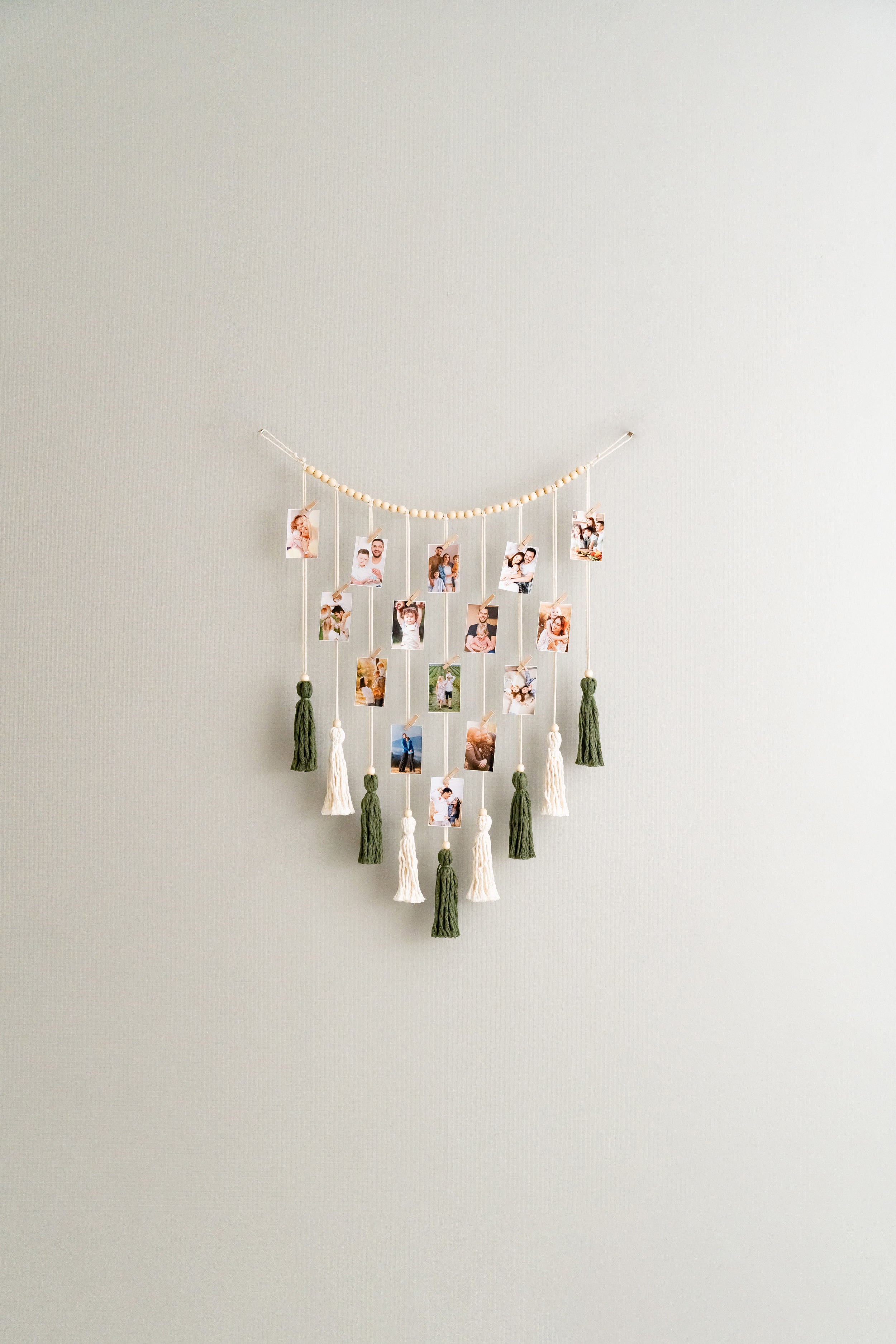 Macrame Photo Hanger – Boho Wall Display for Pictures I75