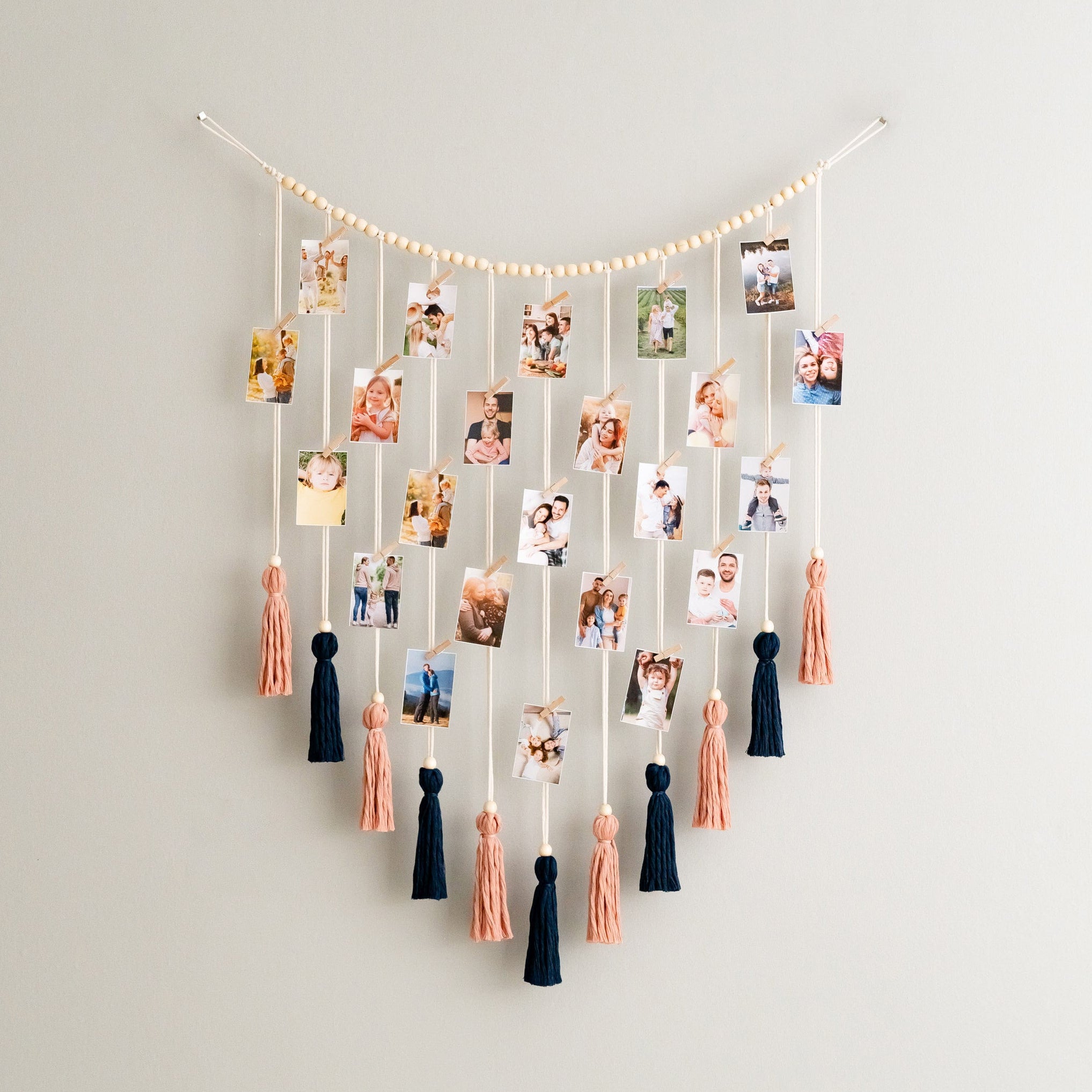 Macrame Photo Hanger – Boho Wall Display for Pictures I75