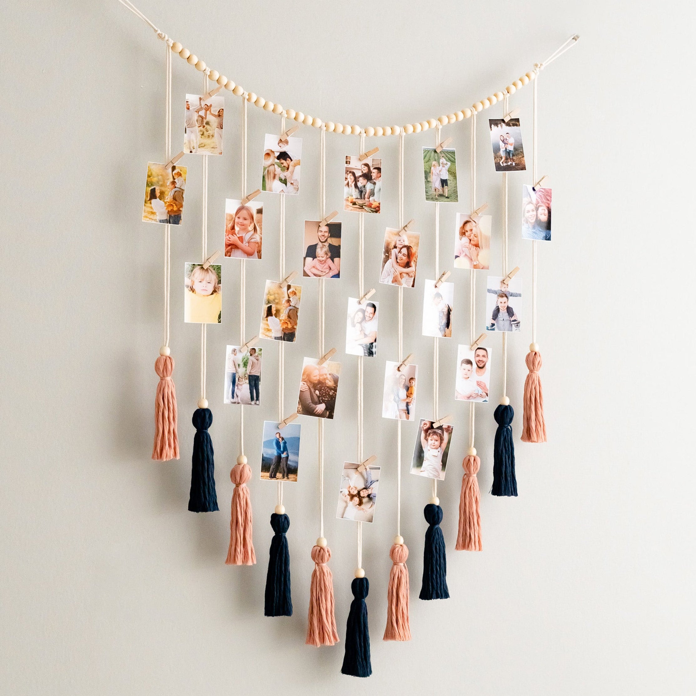 Macrame Photo Hanger – Boho Wall Display for Pictures I75