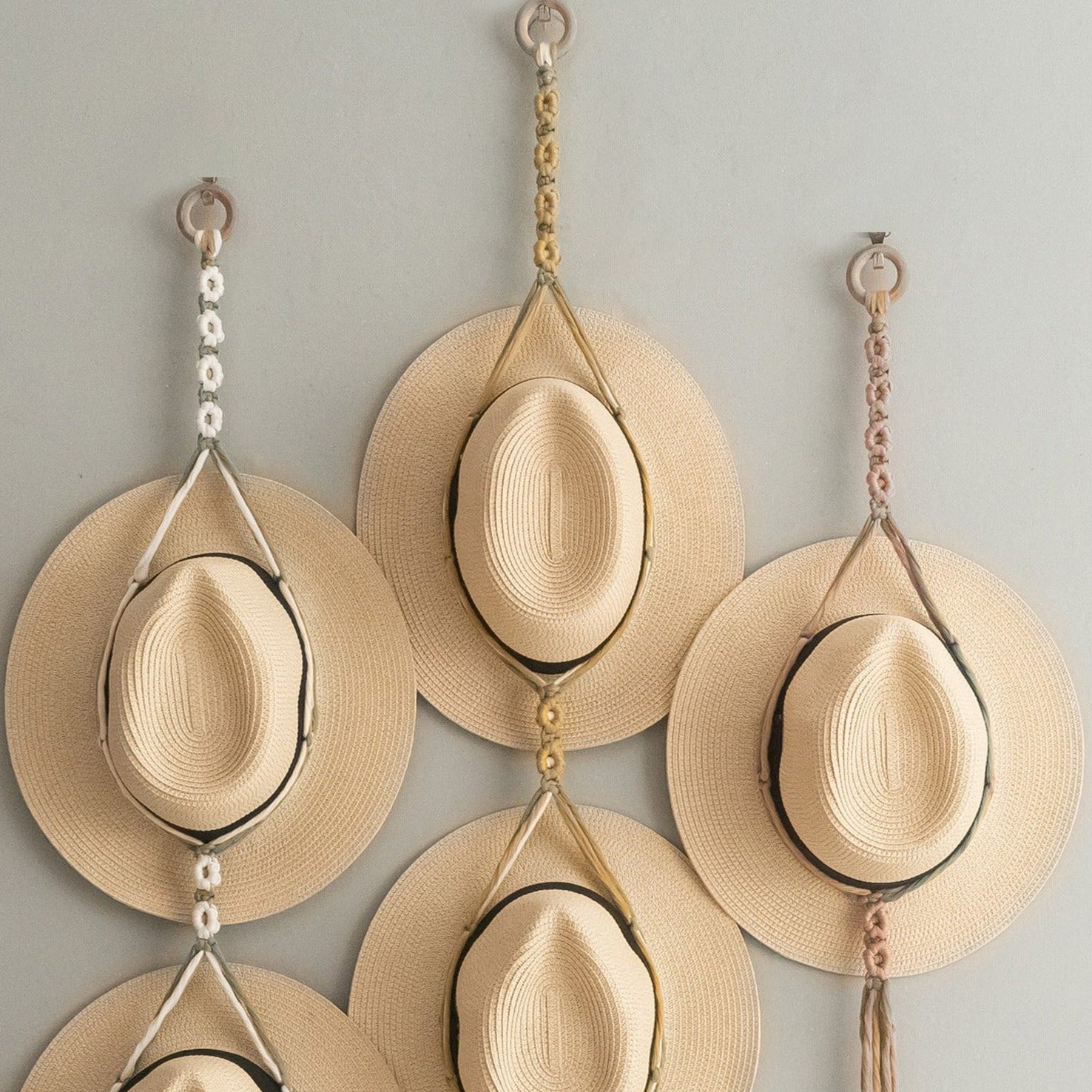 Floral Macrame Hat Hanger – Boho Wall Organizer with Daisies I89