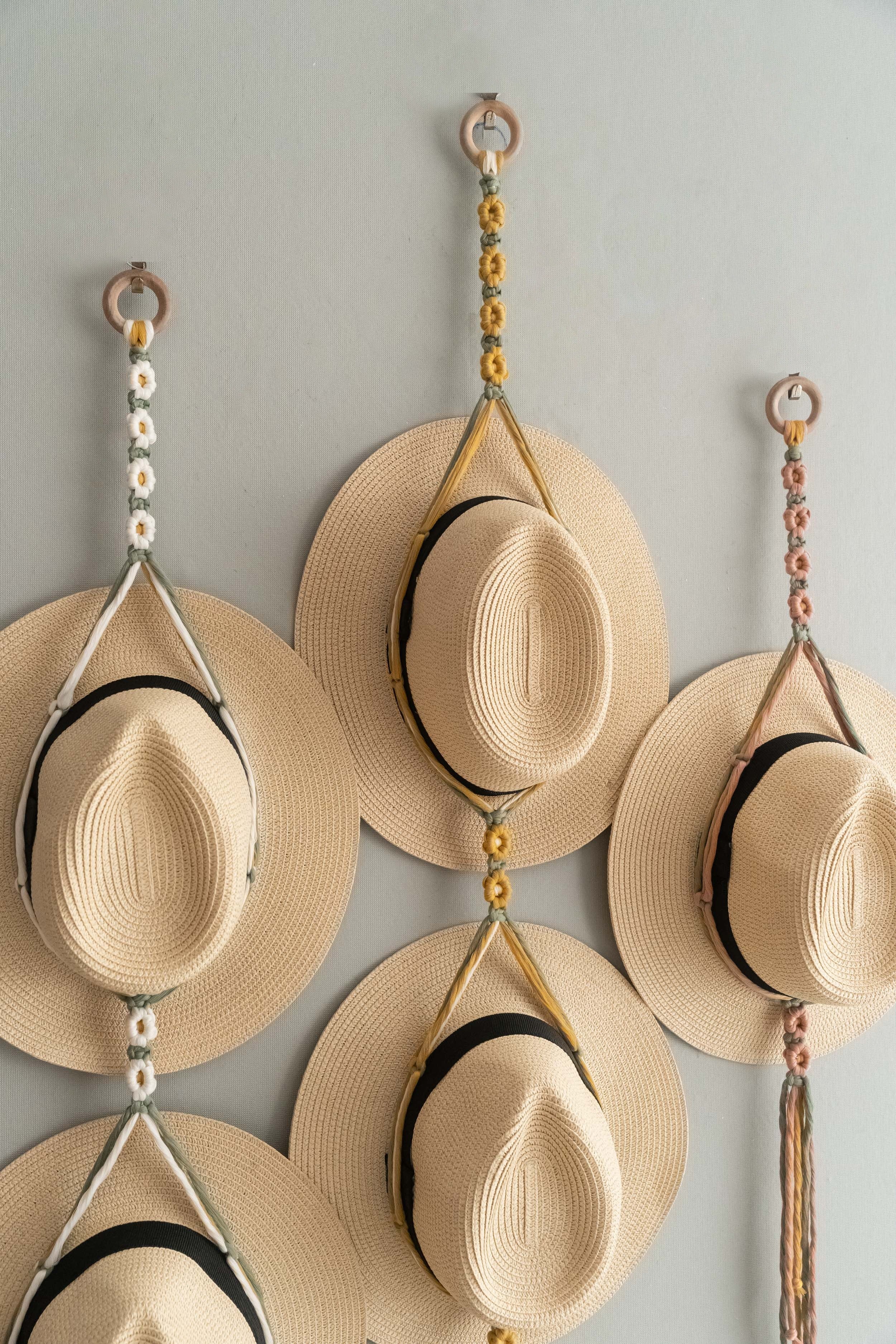 Floral Macrame Hat Hanger – Boho Wall Organizer with Daisies I89