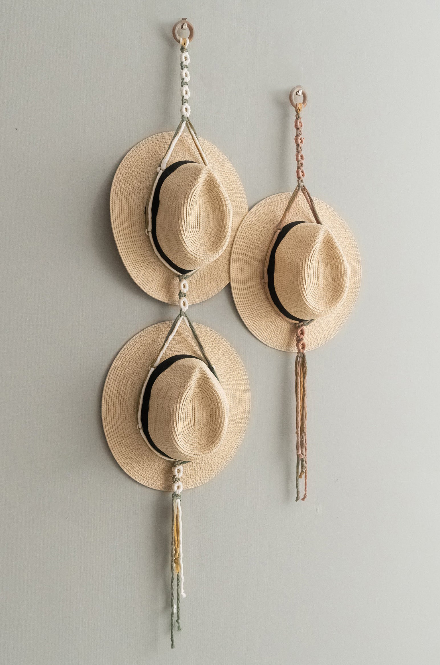 Floral Macrame Hat Hanger – Boho Wall Organizer with Daisies I89