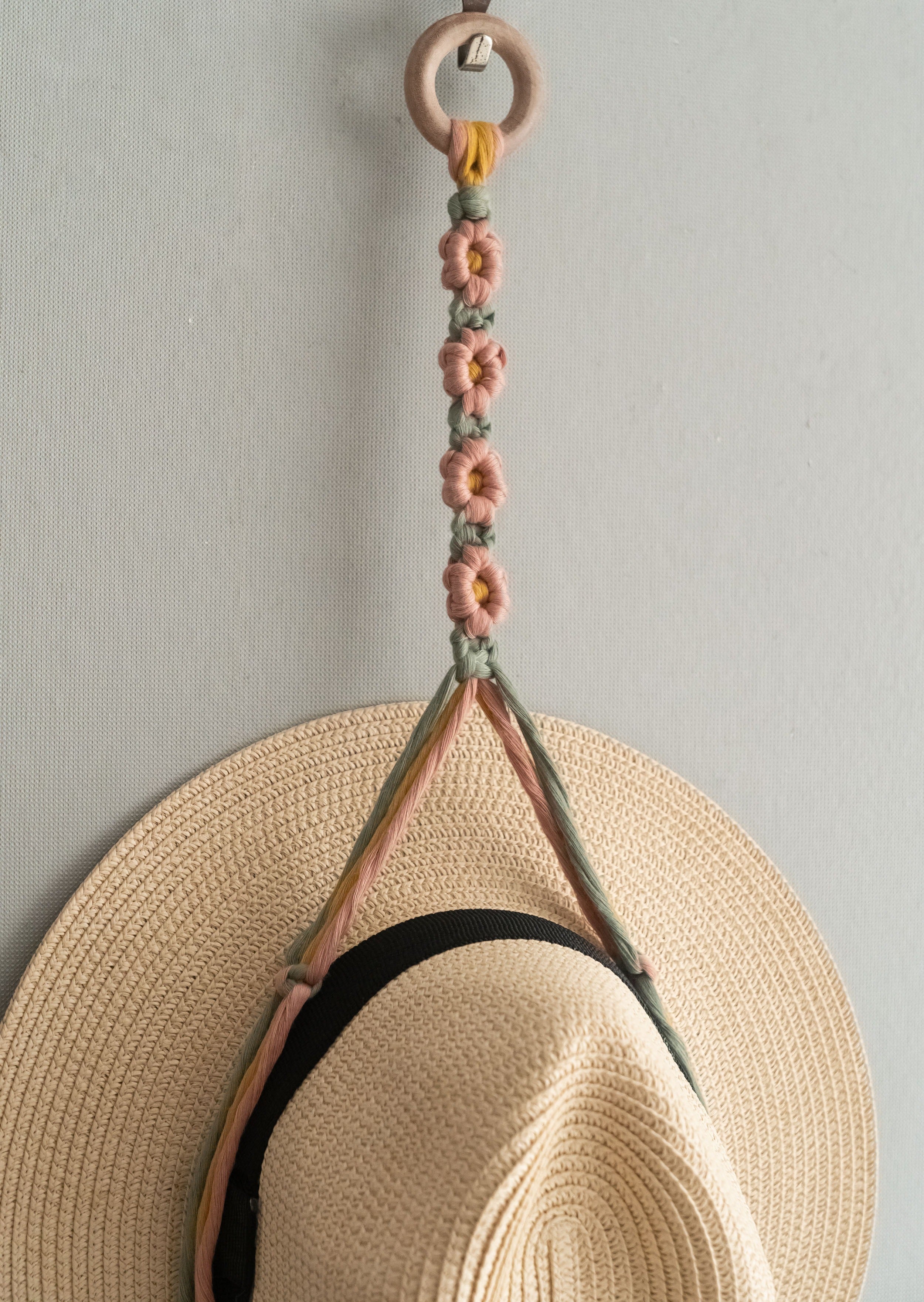 Floral Macrame Hat Hanger – Boho Wall Organizer with Daisies I89