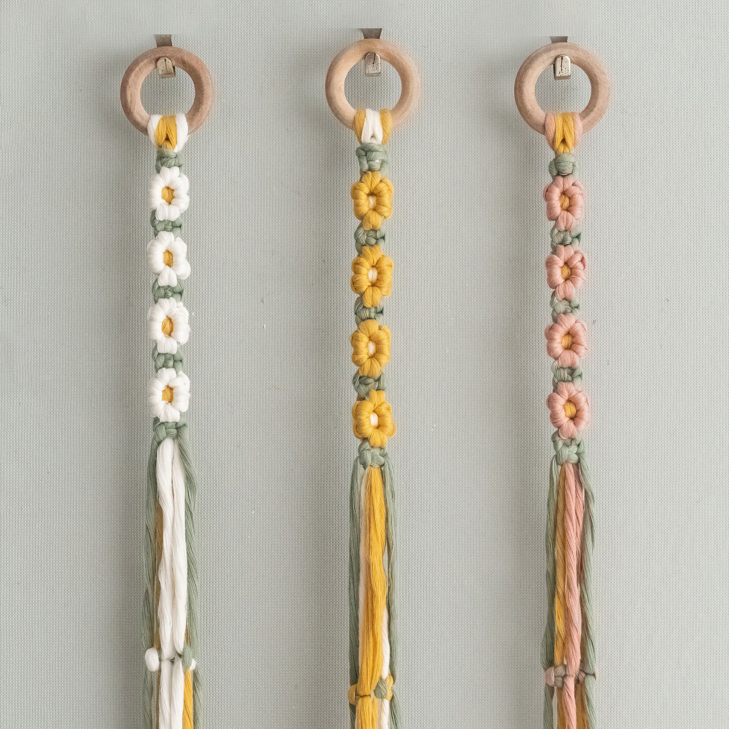 Floral Macrame Hat Hanger – Boho Wall Organizer with Daisies I89
