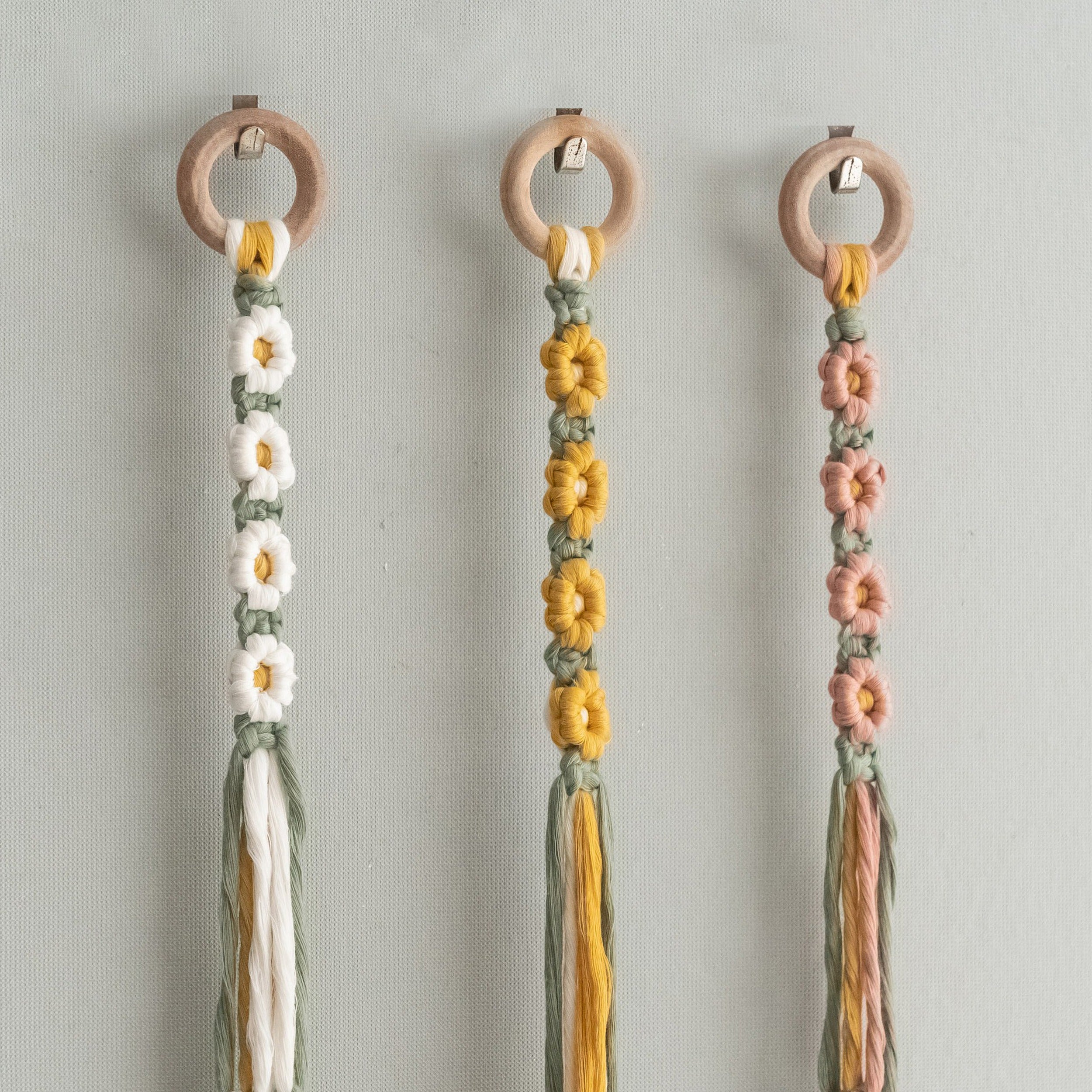 Floral Macrame Hat Hanger – Boho Wall Organizer with Daisies I89