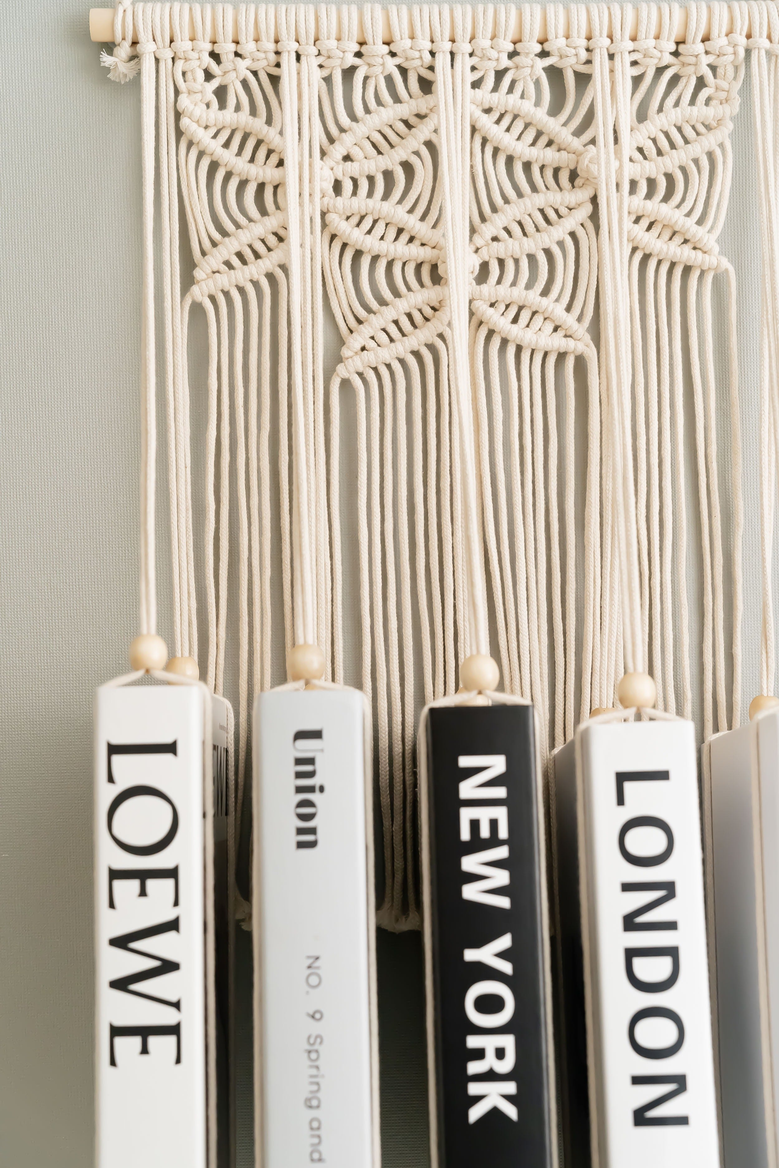 Macrame Book Holder – Boho Wall Hanging Bookshelf I40