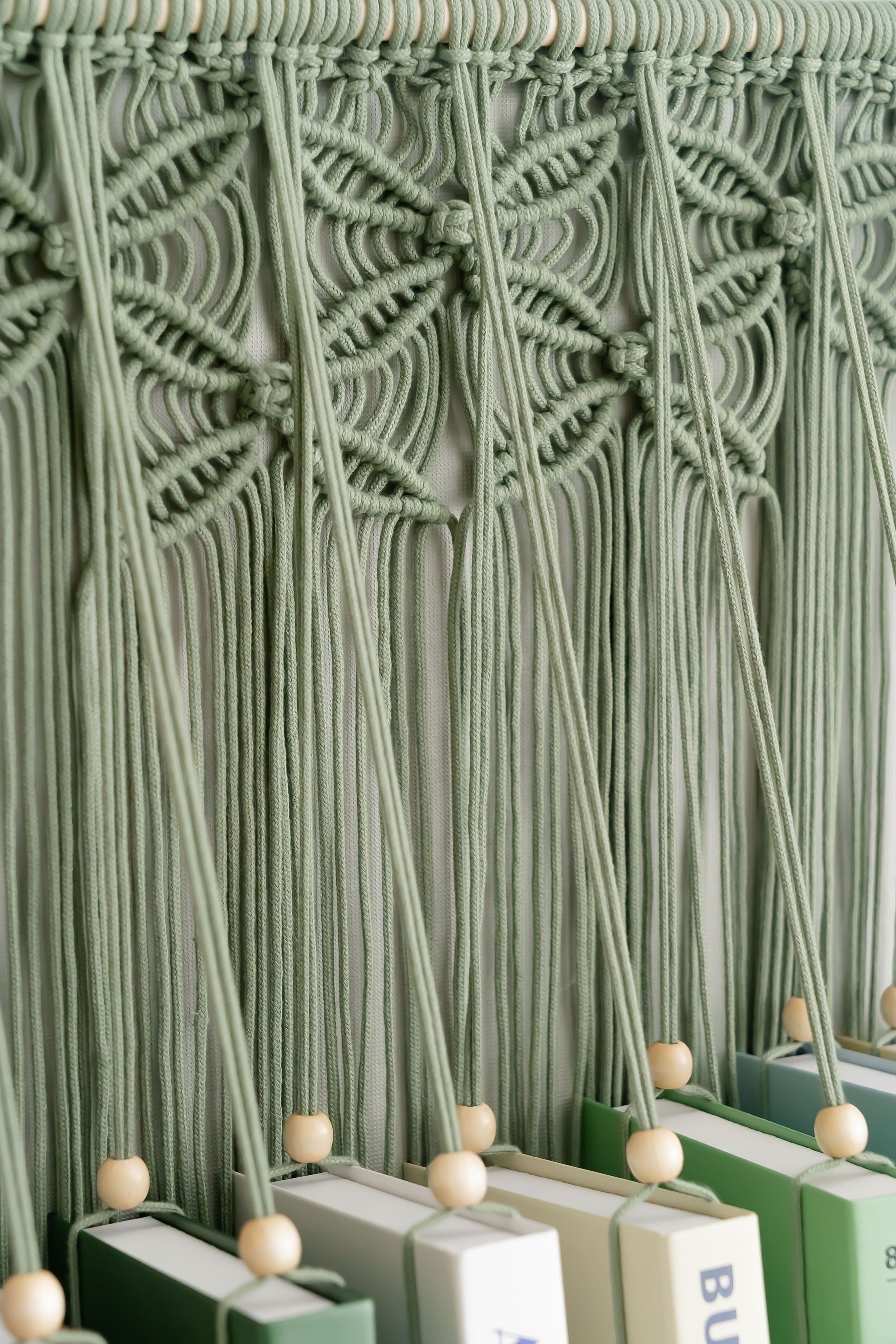 Macrame Book Holder – Boho Wall Hanging Bookshelf I40