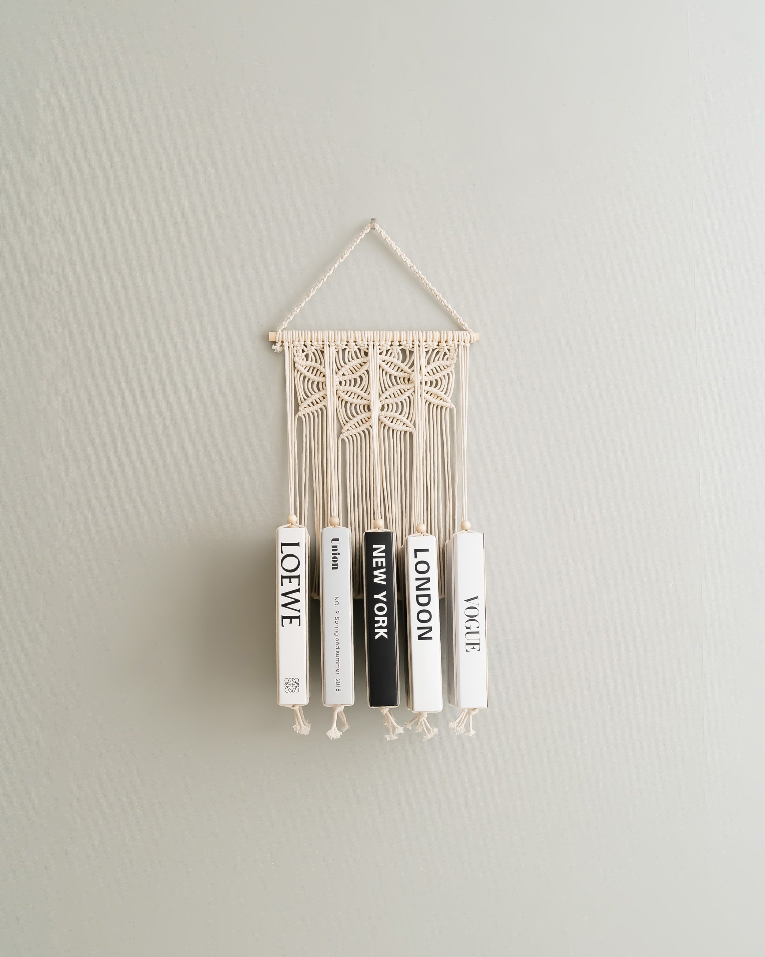 Macrame Book Holder – Boho Wall Hanging Bookshelf I40