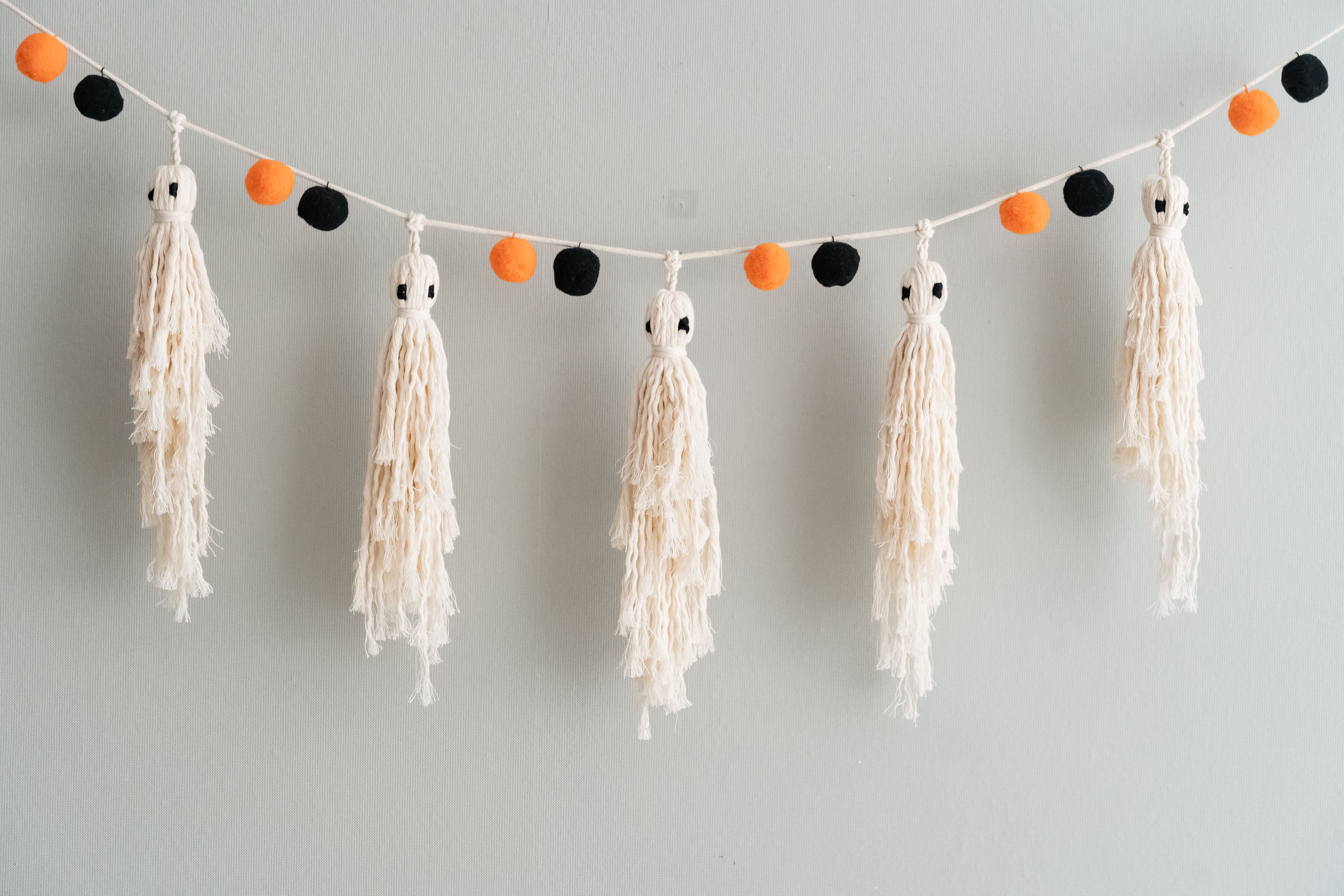 Macrame Ghost Garland – Cotton Halloween Wall Hanging Decor V76