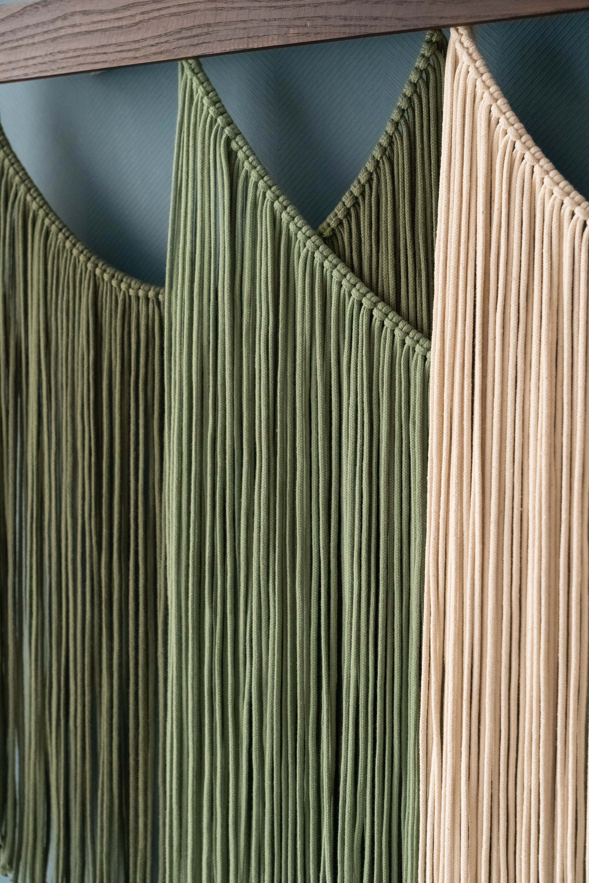 The Calm Wall Hanging – Macrame for Soothing Home Decor V90