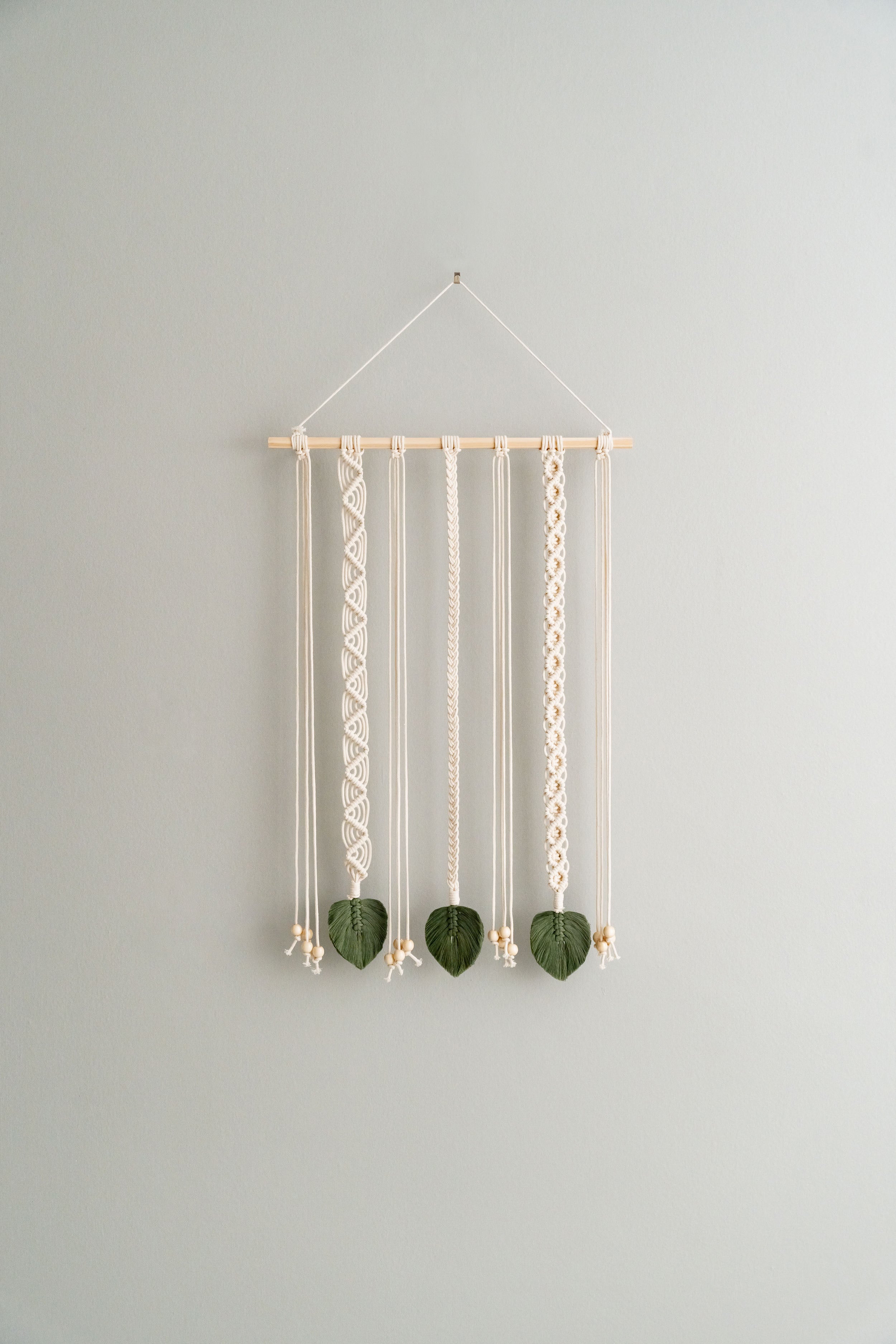Macrame Photo Display with Leaves – Boho Polaroid Wall Hanger I44