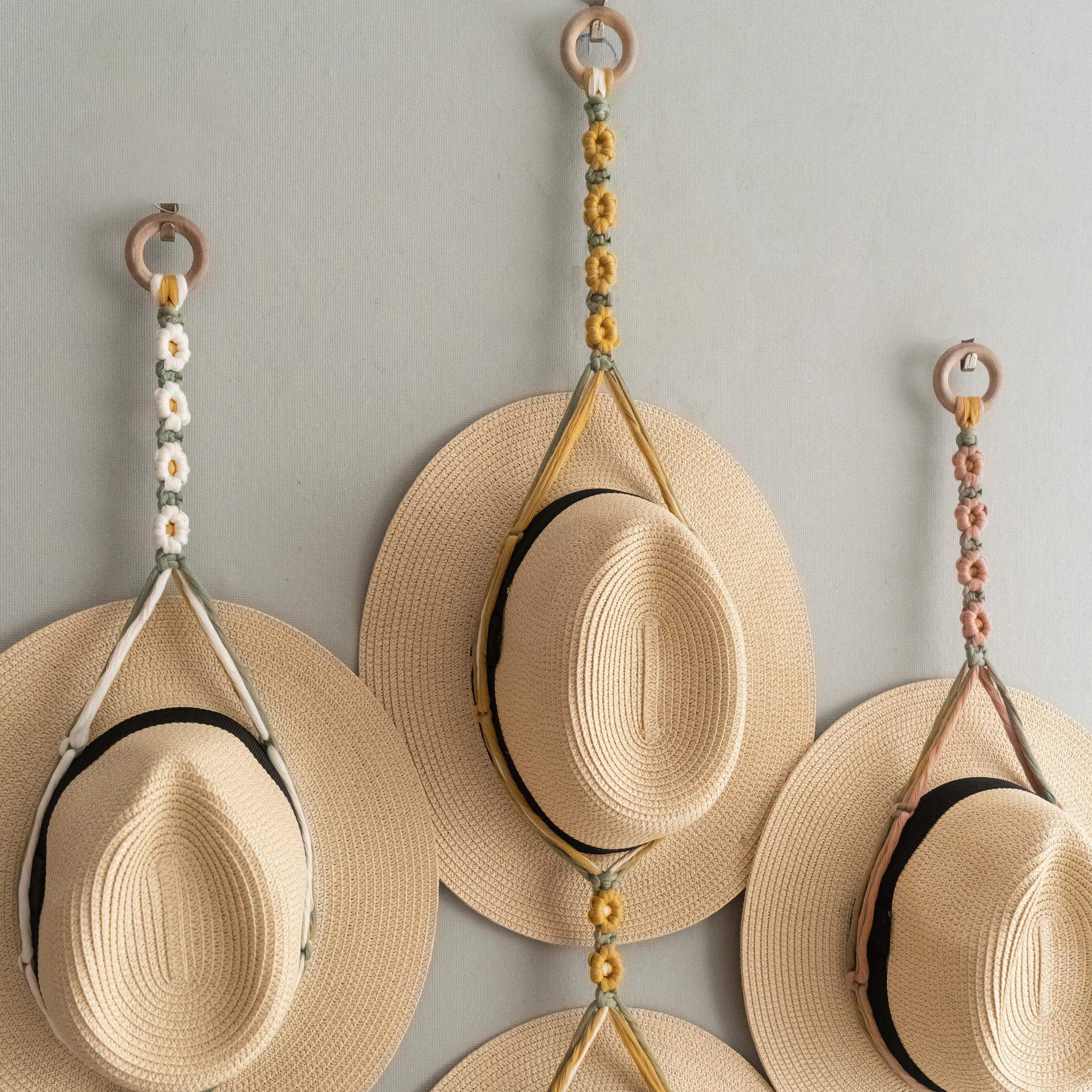 Floral Macrame Hat Hanger – Boho Wall Organizer with Daisies I89