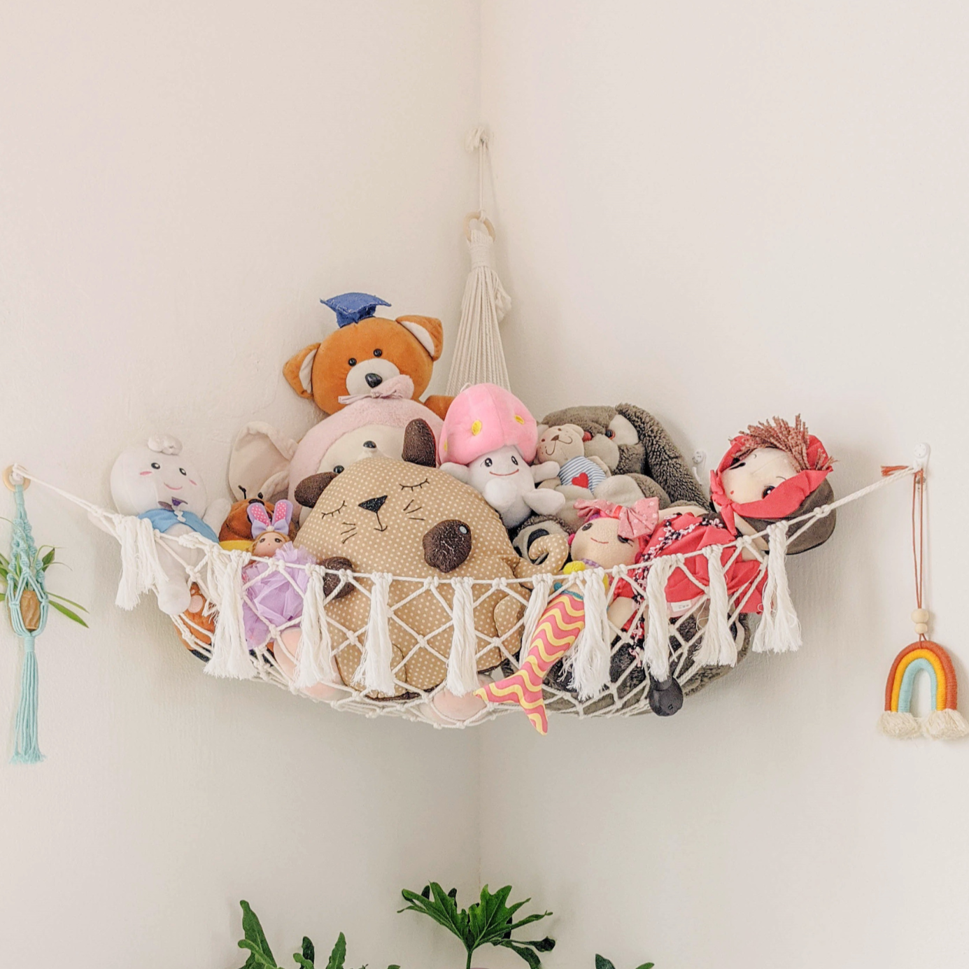 Hamaca de macramé estilo boho para guardar juguetes con estilo en la habitación de los niños