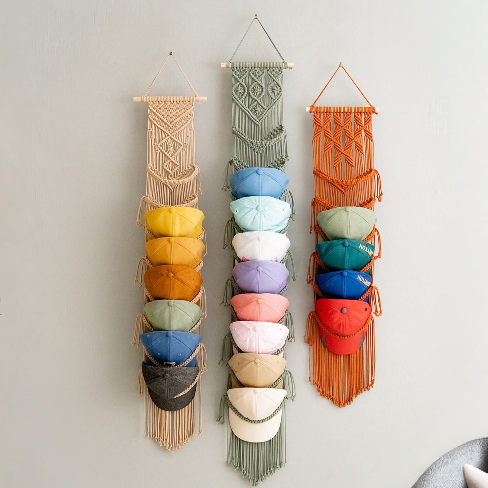 Percha de macramé para organizar tus sombreros favoritos 