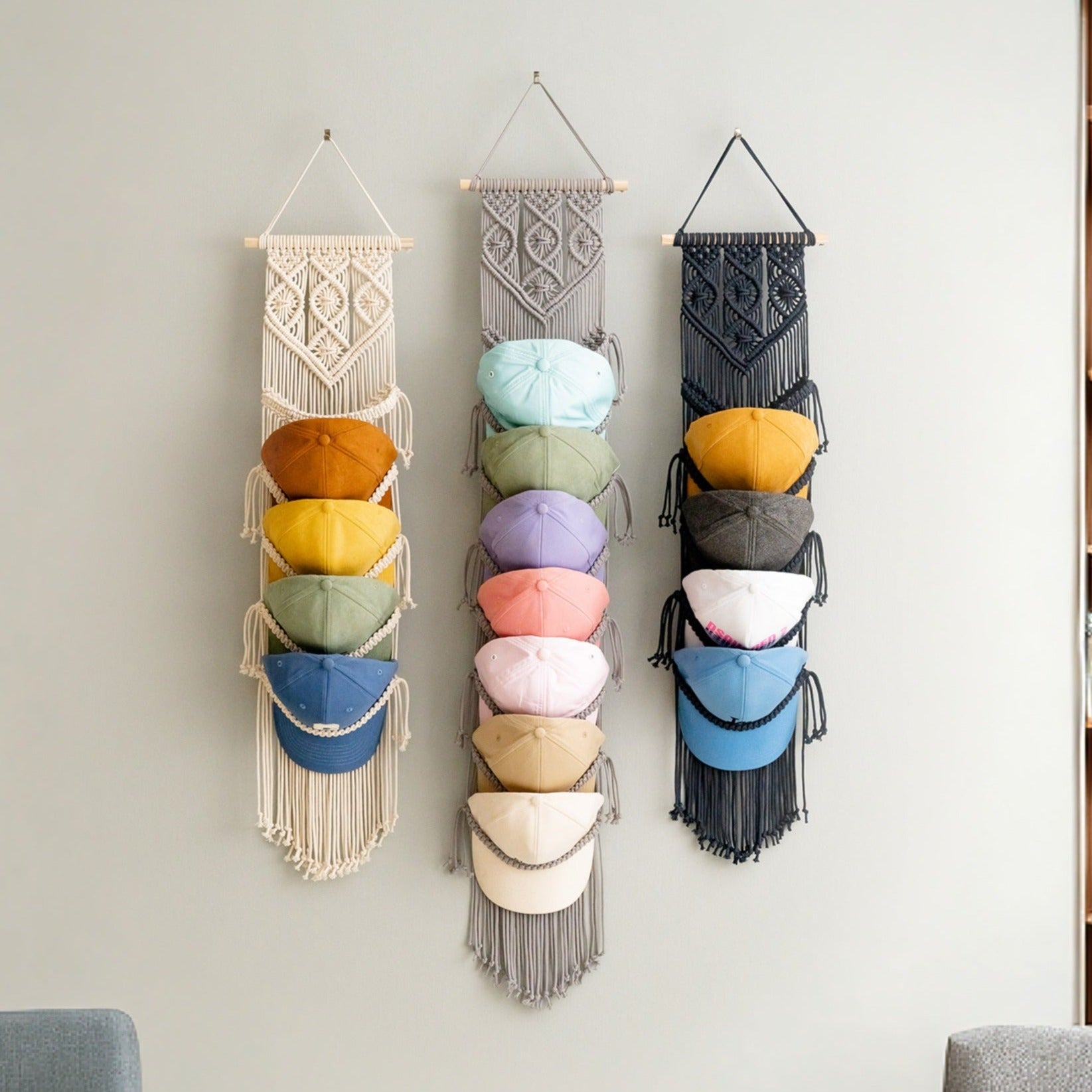 Percha de macramé para organizar tus sombreros favoritos 