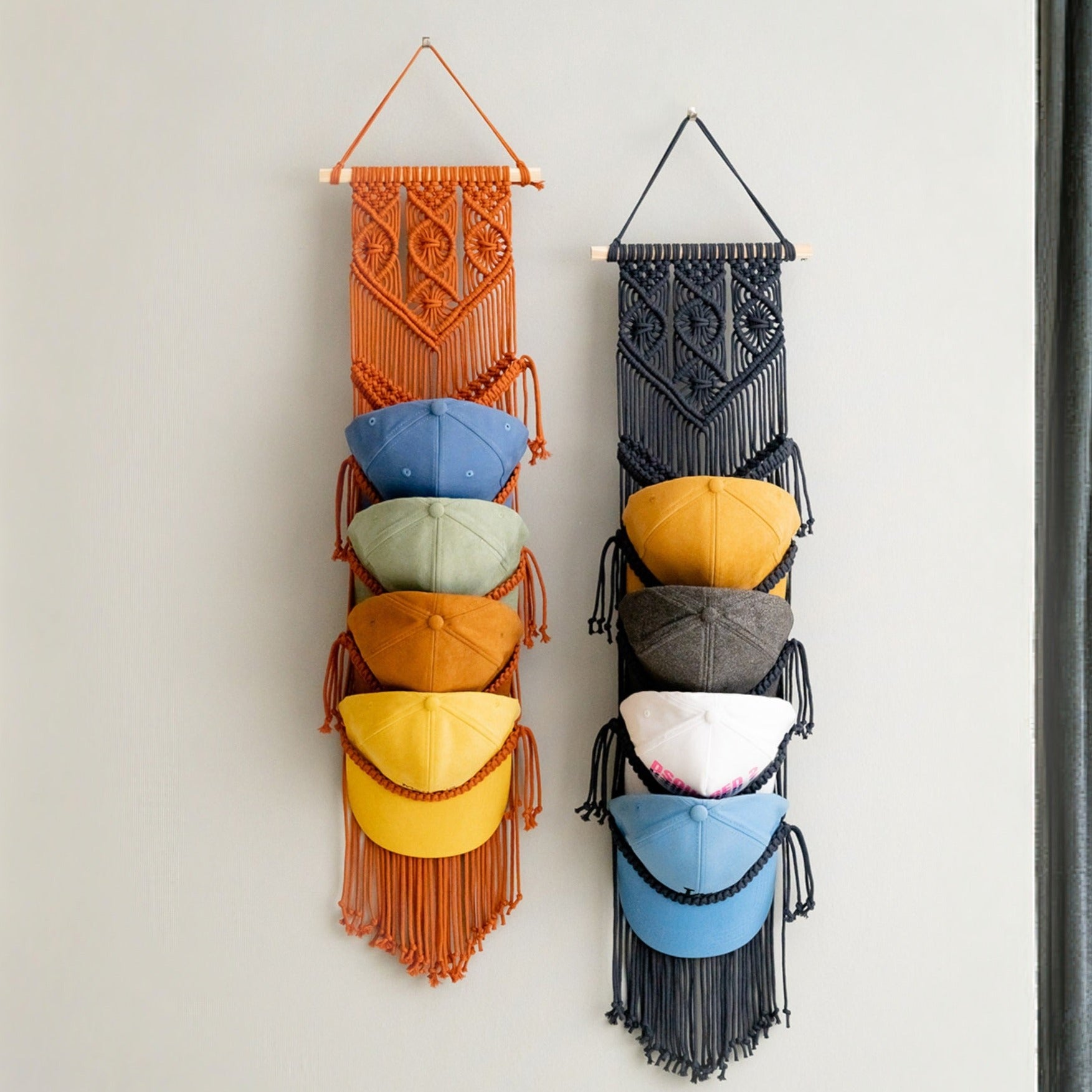 Percha de macramé para organizar tus sombreros favoritos 