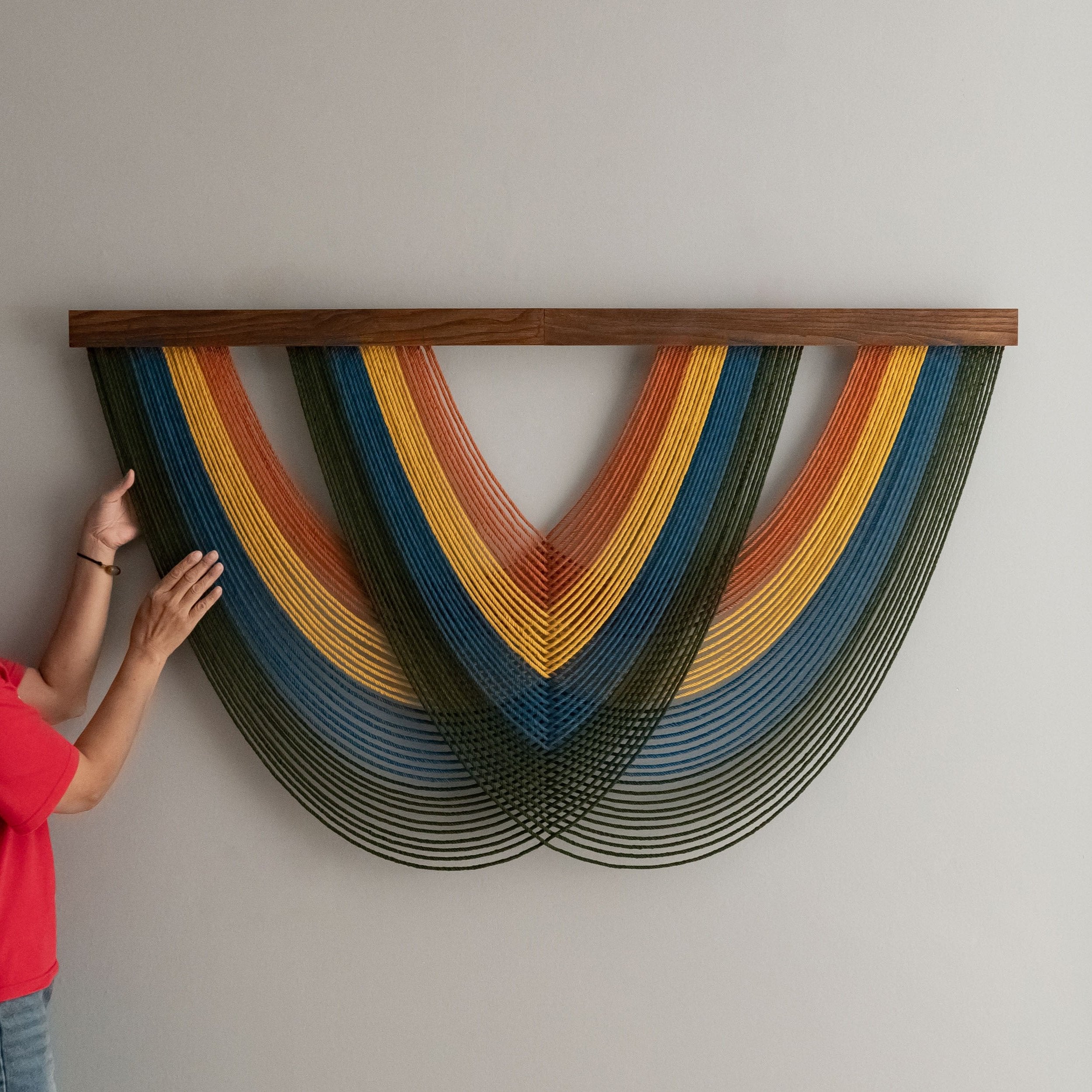 Colgante de pared de macramé hecho a mano para una acogedora decoración de estilo bohemio