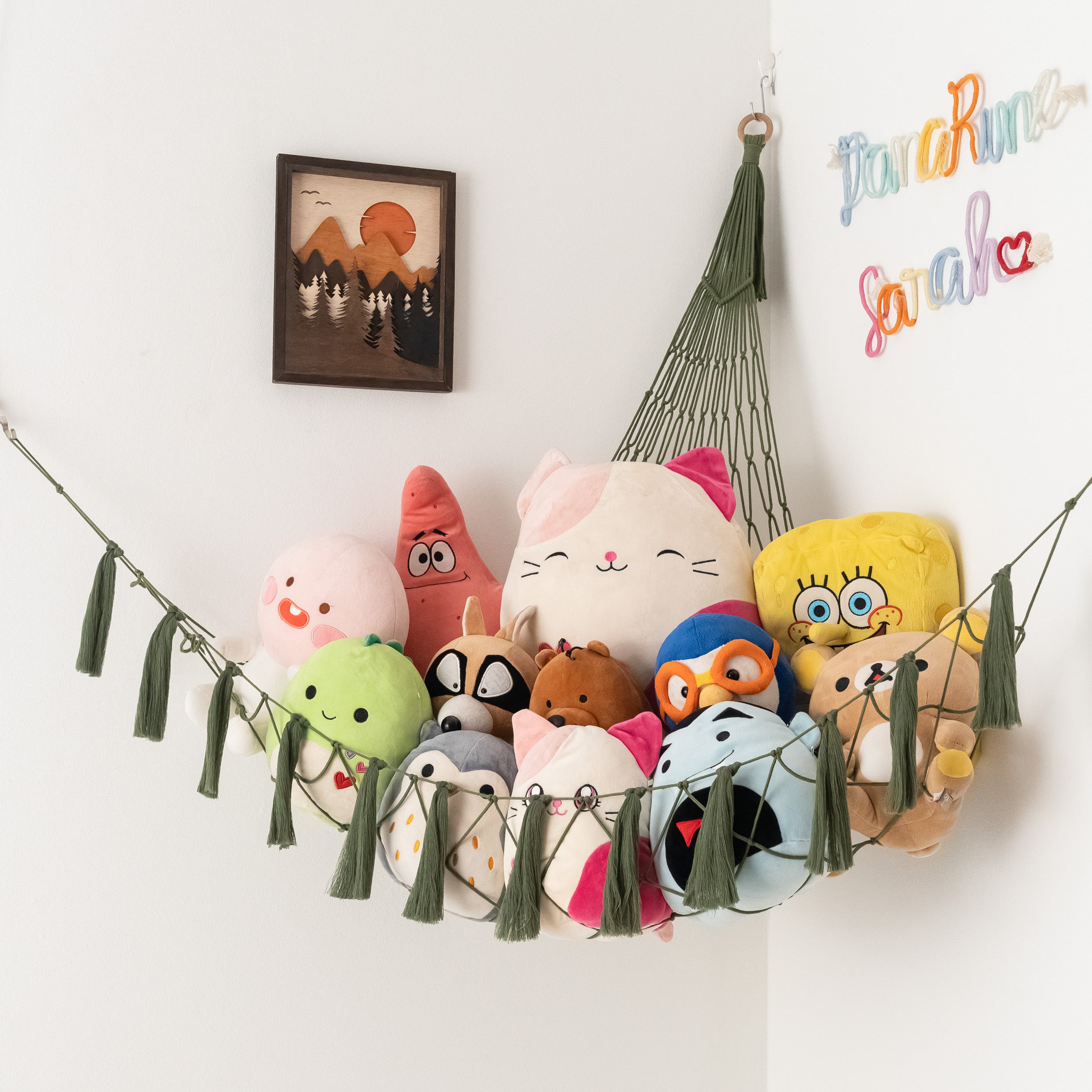 Hamaca de macramé estilo boho para guardar juguetes con estilo en la habitación de los niños