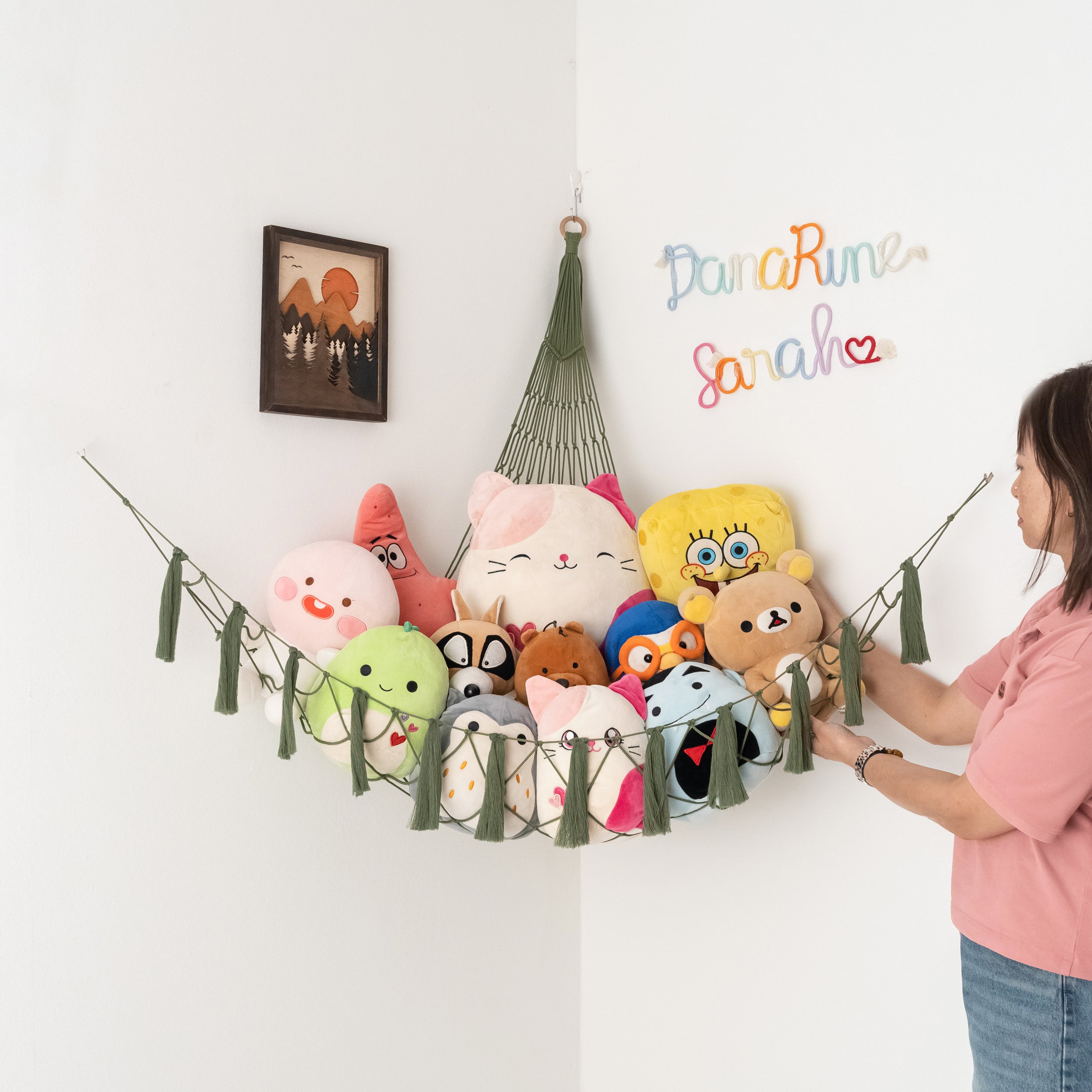 Hamaca de macramé estilo boho para guardar juguetes con estilo en la habitación de los niños