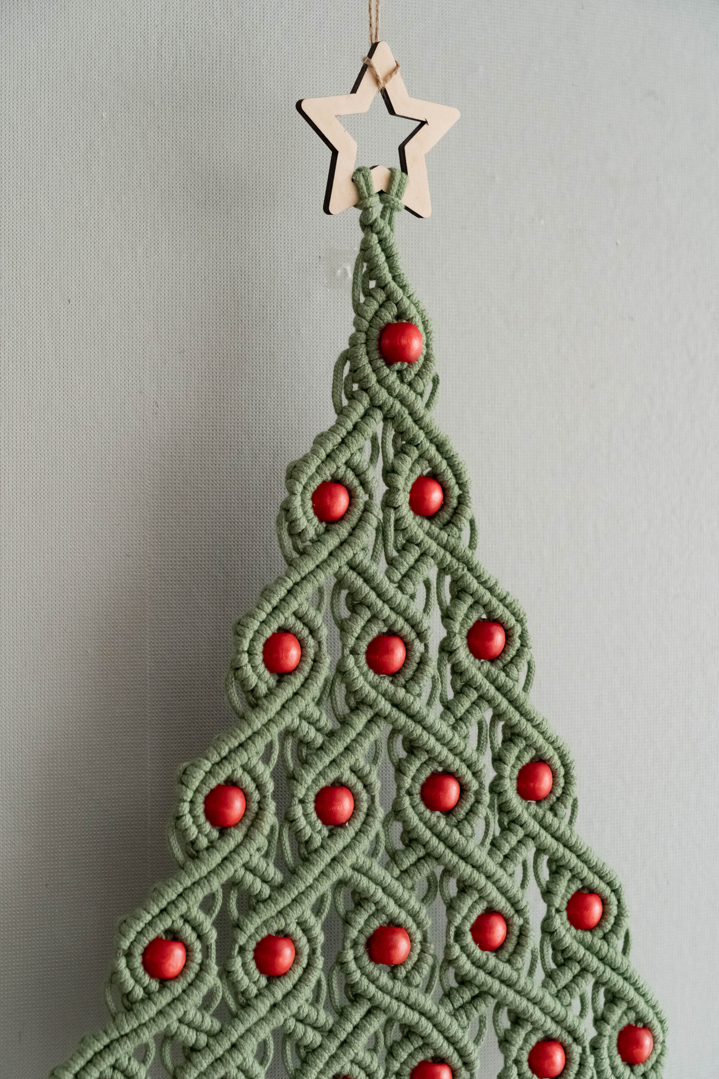 Árbol de Navidad de macramé para decorar la pared durante las fiestas 