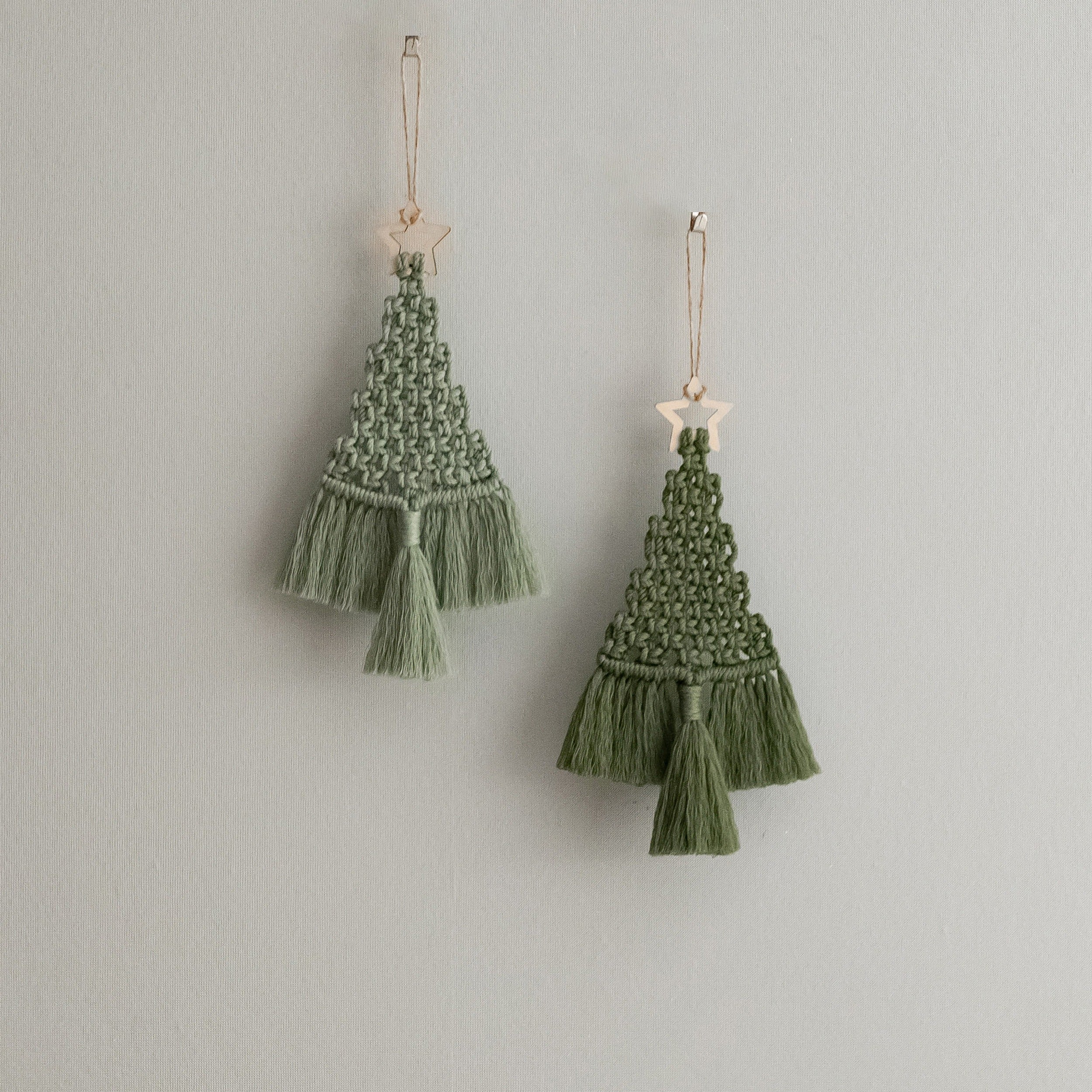 Árbol de Navidad de macramé hecho a mano para decoración rústica de paredes navideñas