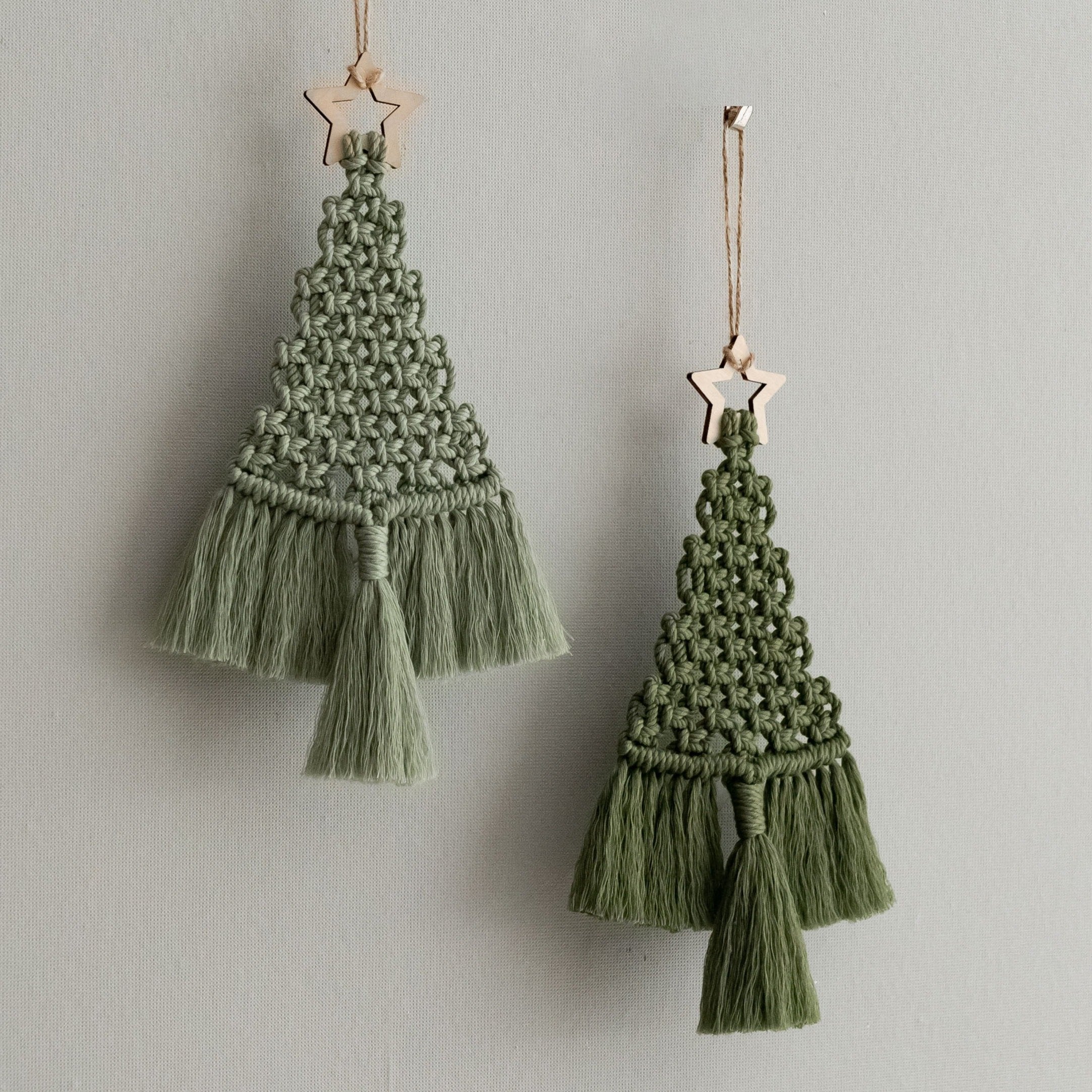 Árbol de Navidad de macramé hecho a mano para decoración rústica de paredes navideñas