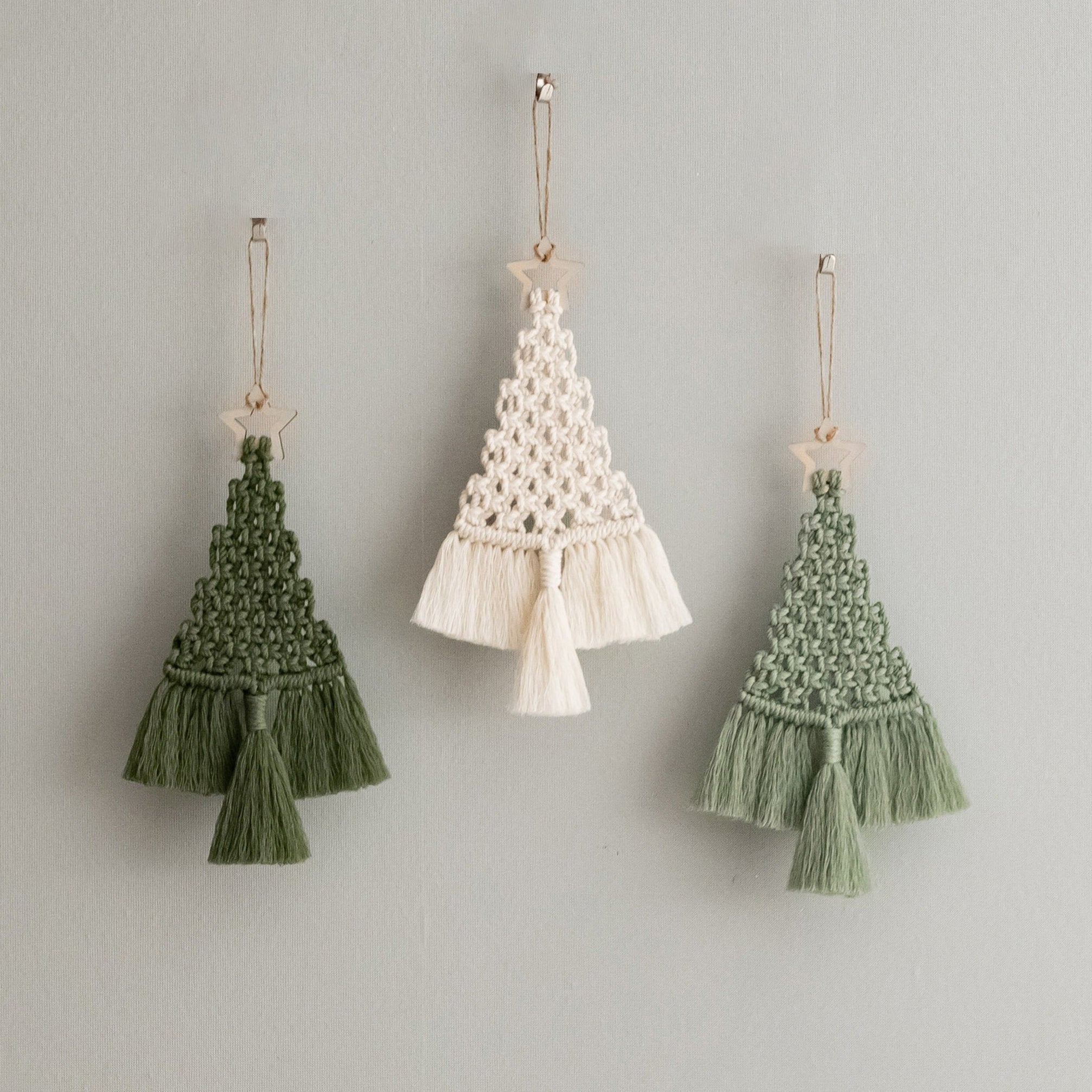 Árbol de Navidad de macramé hecho a mano para decoración rústica de paredes navideñas