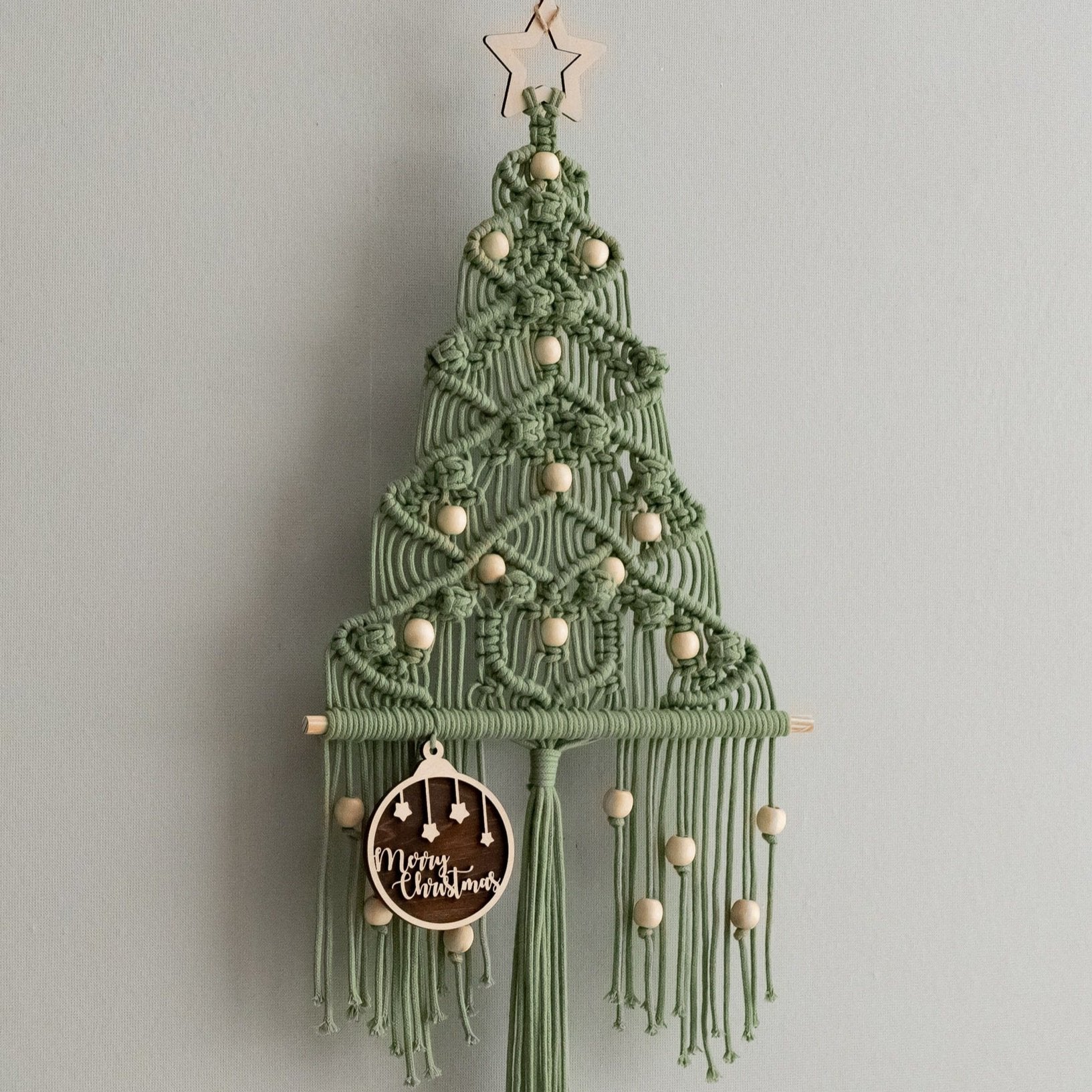 Árbol de Navidad de macramé para colgar en la pared como decoración navideña de estilo bohemio 