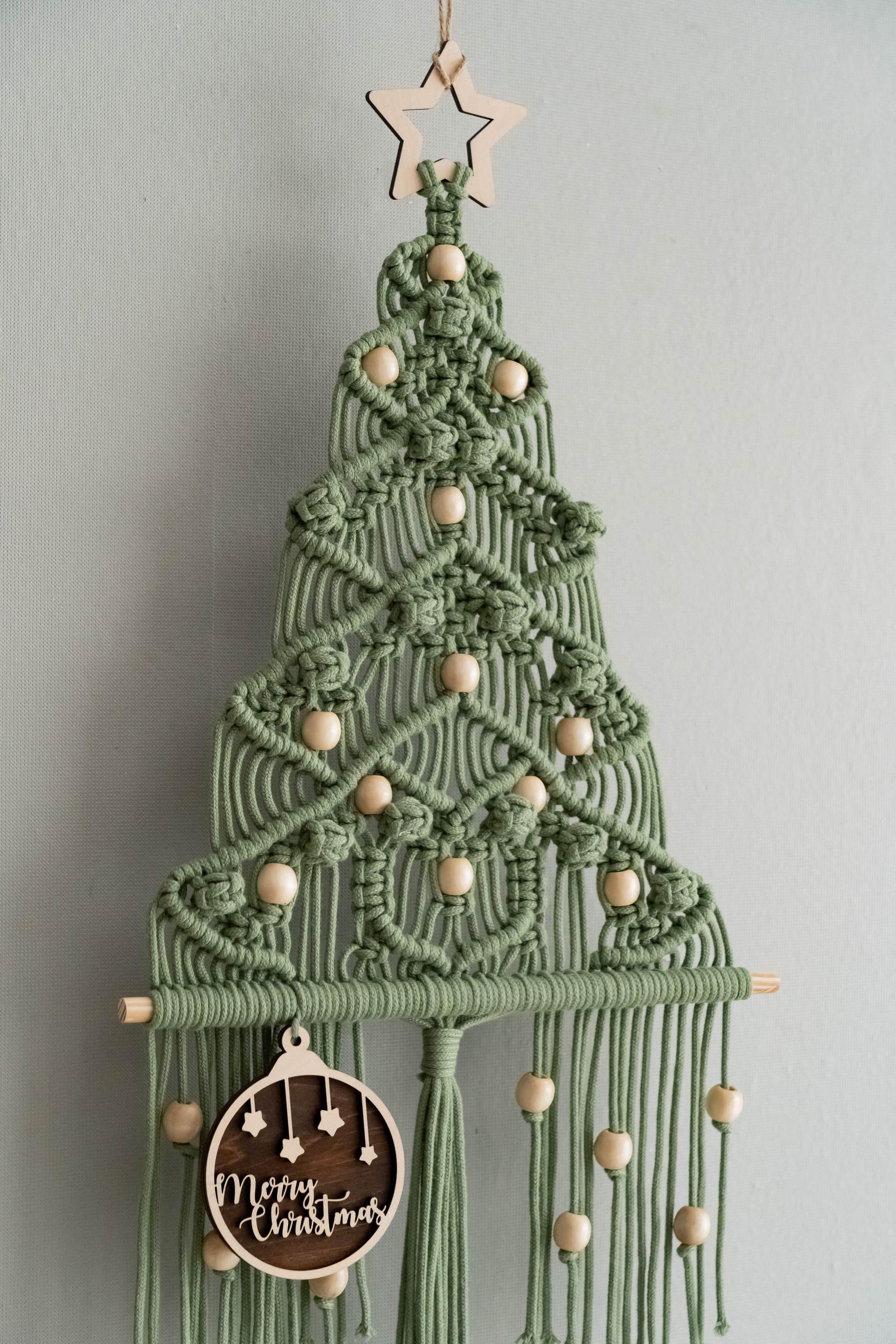 Árbol de Navidad de macramé para colgar en la pared como decoración navideña estilo bohemio