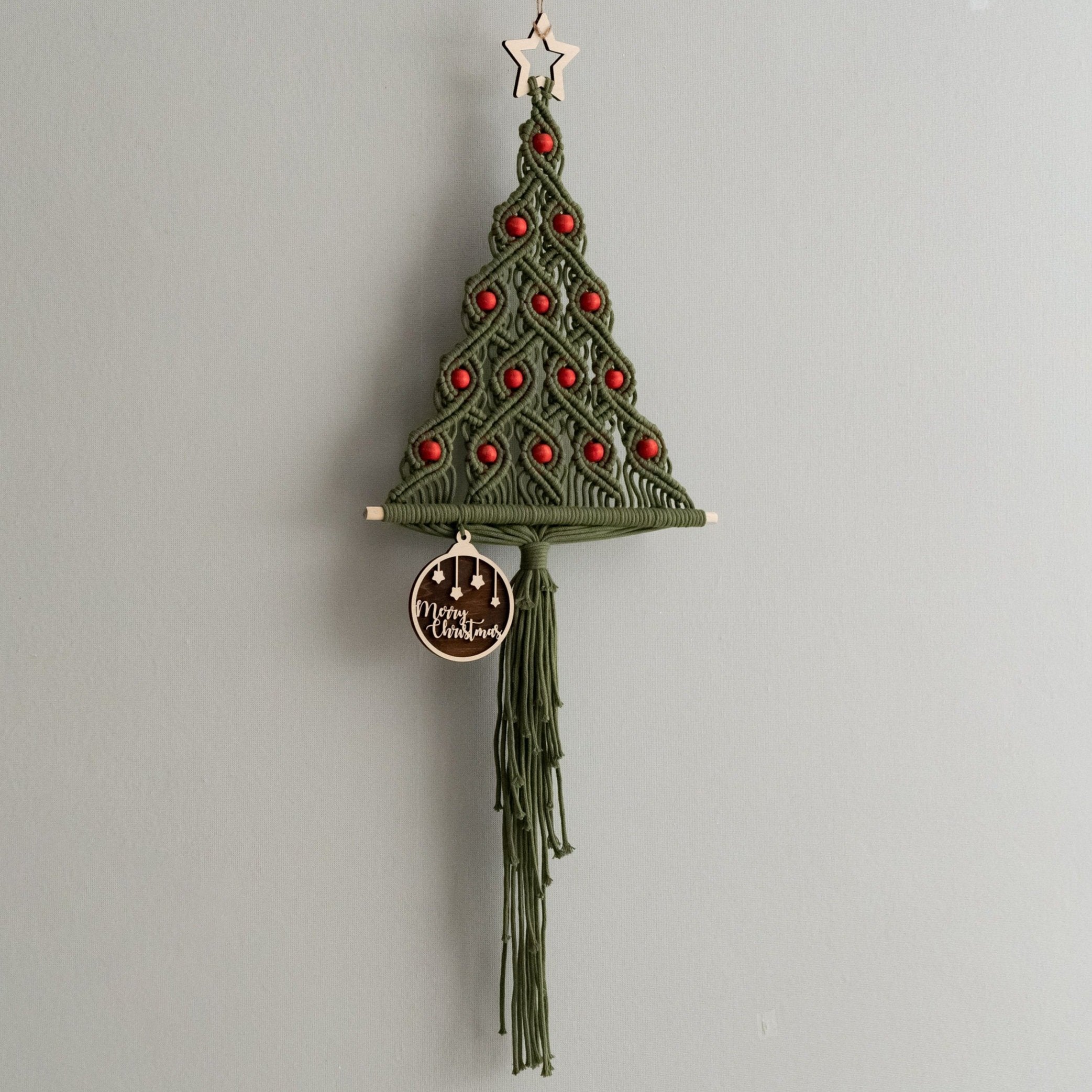 Árbol de Navidad de macramé bohemio para decorar la pared de forma festiva 