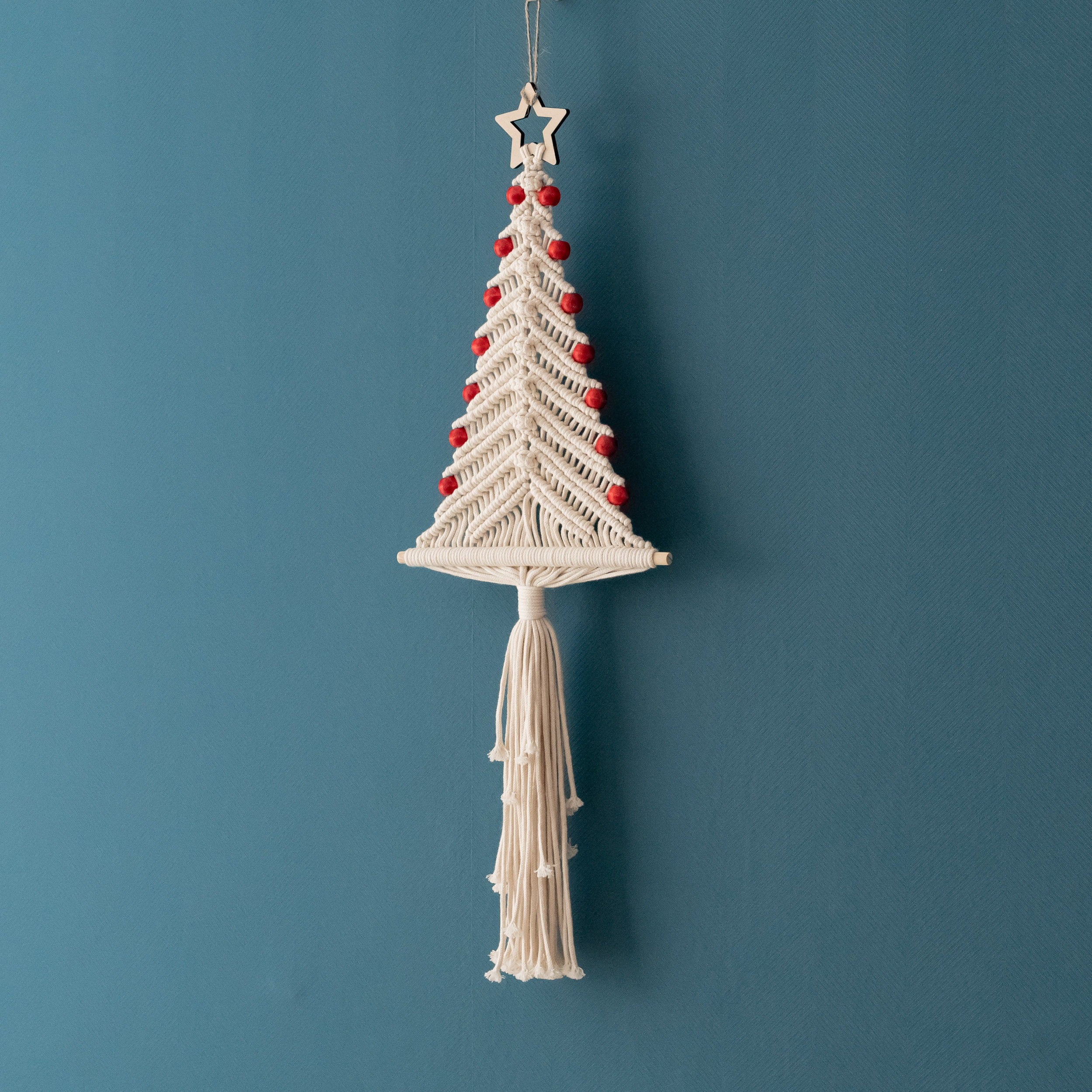 Árbol de Navidad de macramé hecho a mano para decorar la pared durante las fiestas 