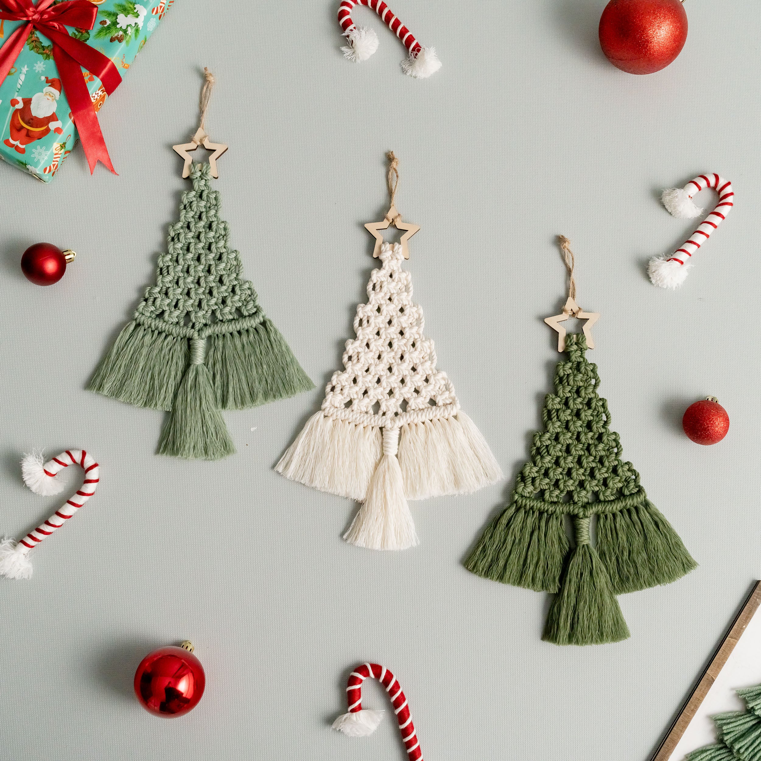 Árbol de Navidad de macramé hecho a mano para decoración rústica de paredes navideñas