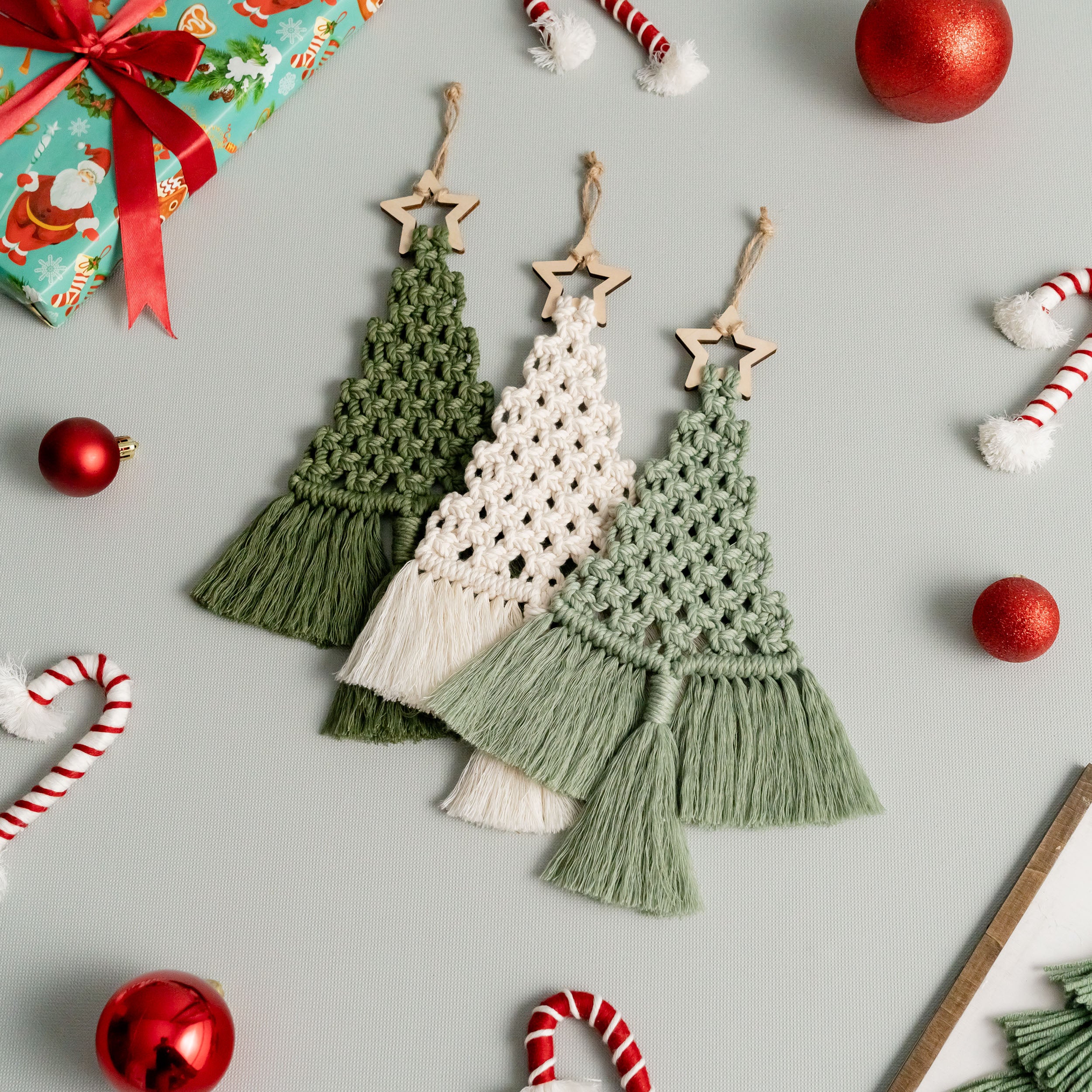 Árbol de Navidad de macramé hecho a mano para decoración rústica de paredes navideñas