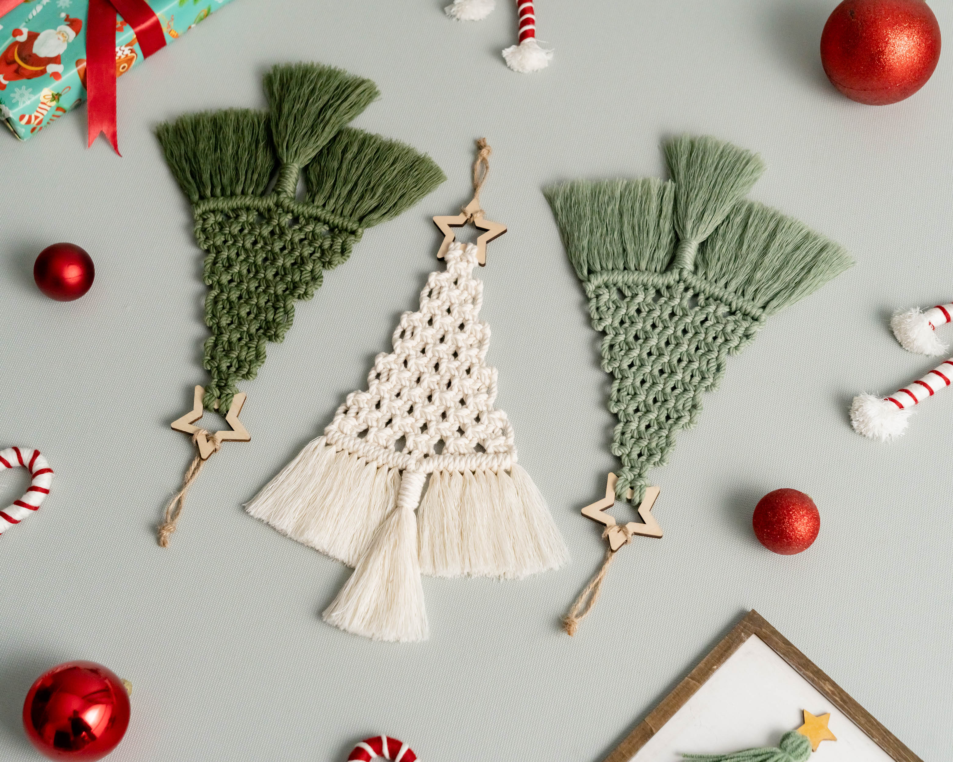 Árbol de Navidad de macramé hecho a mano para decoración rústica de paredes navideñas