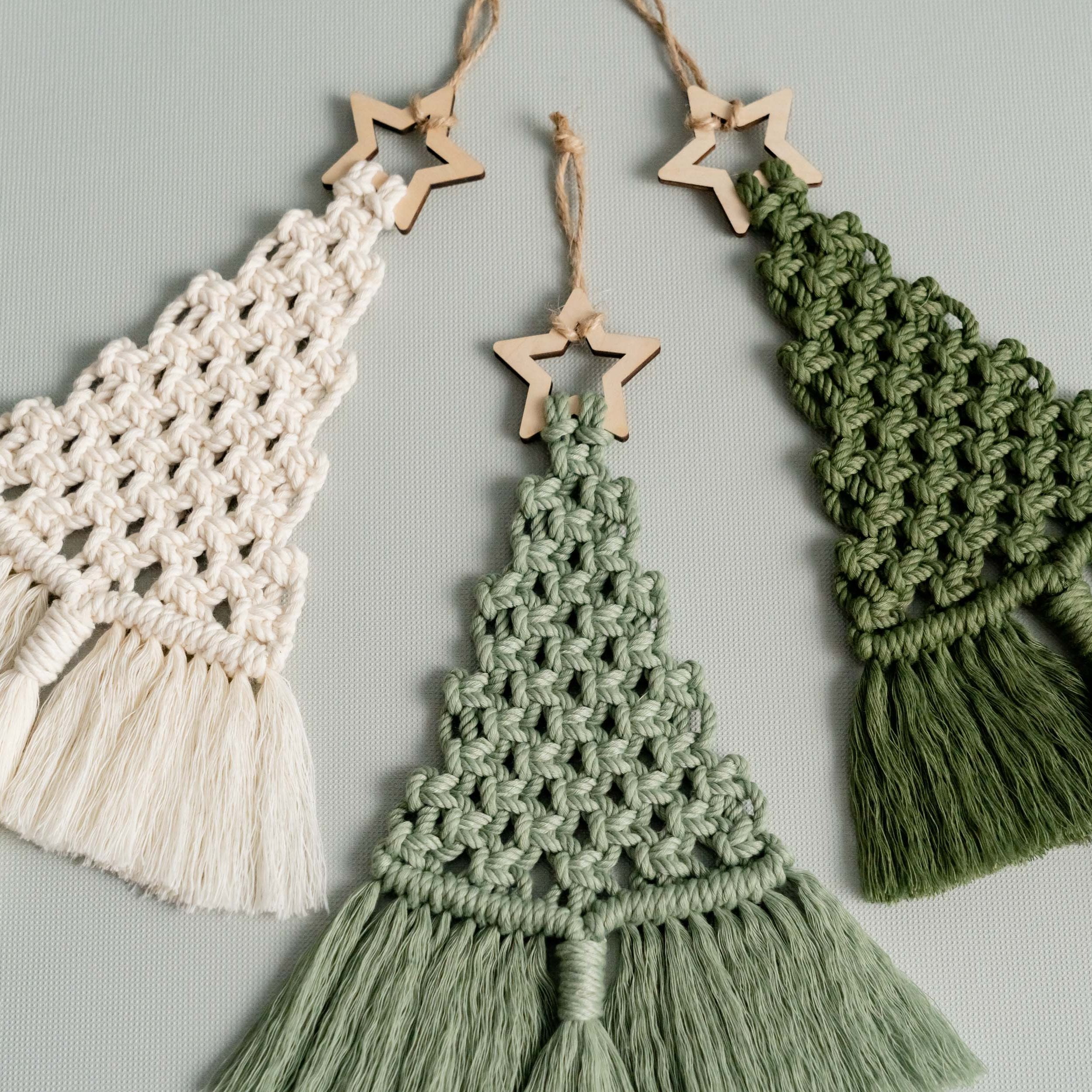 Árbol de Navidad de macramé hecho a mano para decoración rústica de paredes navideñas