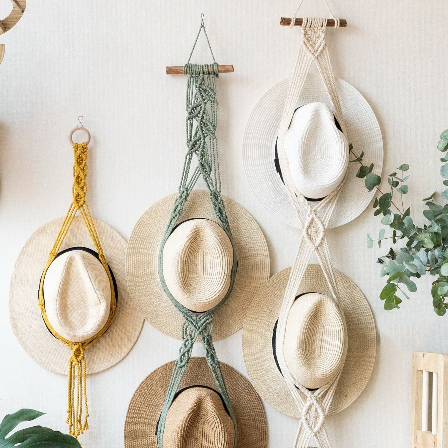 Percha de macramé para sombreros: una solución elegante para exhibir sombreros estilo bohemio 