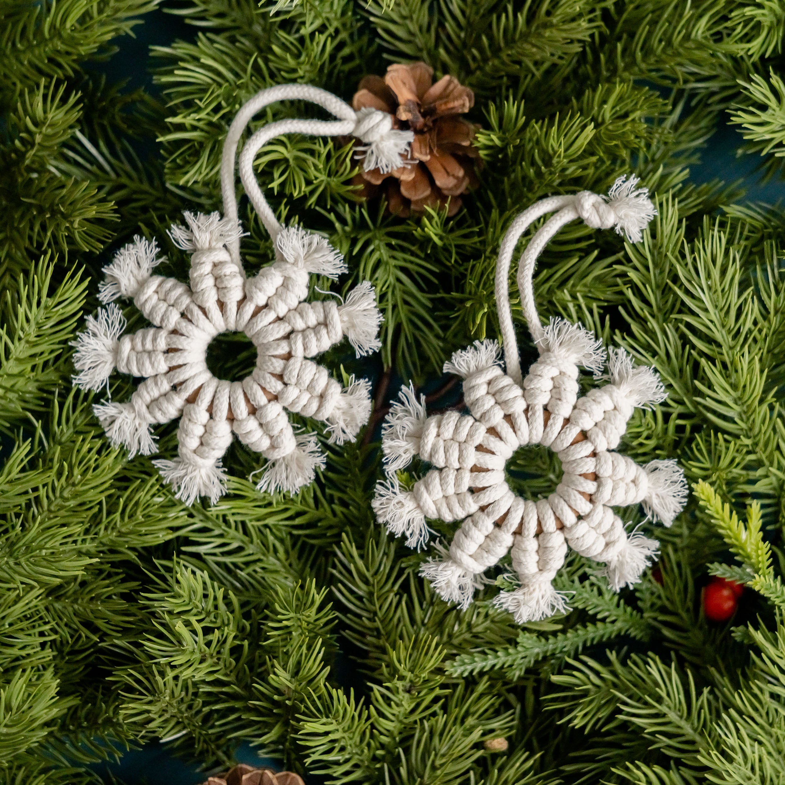 Encantadoras decoraciones de macramé con copos de nieve para darle un toque festivo