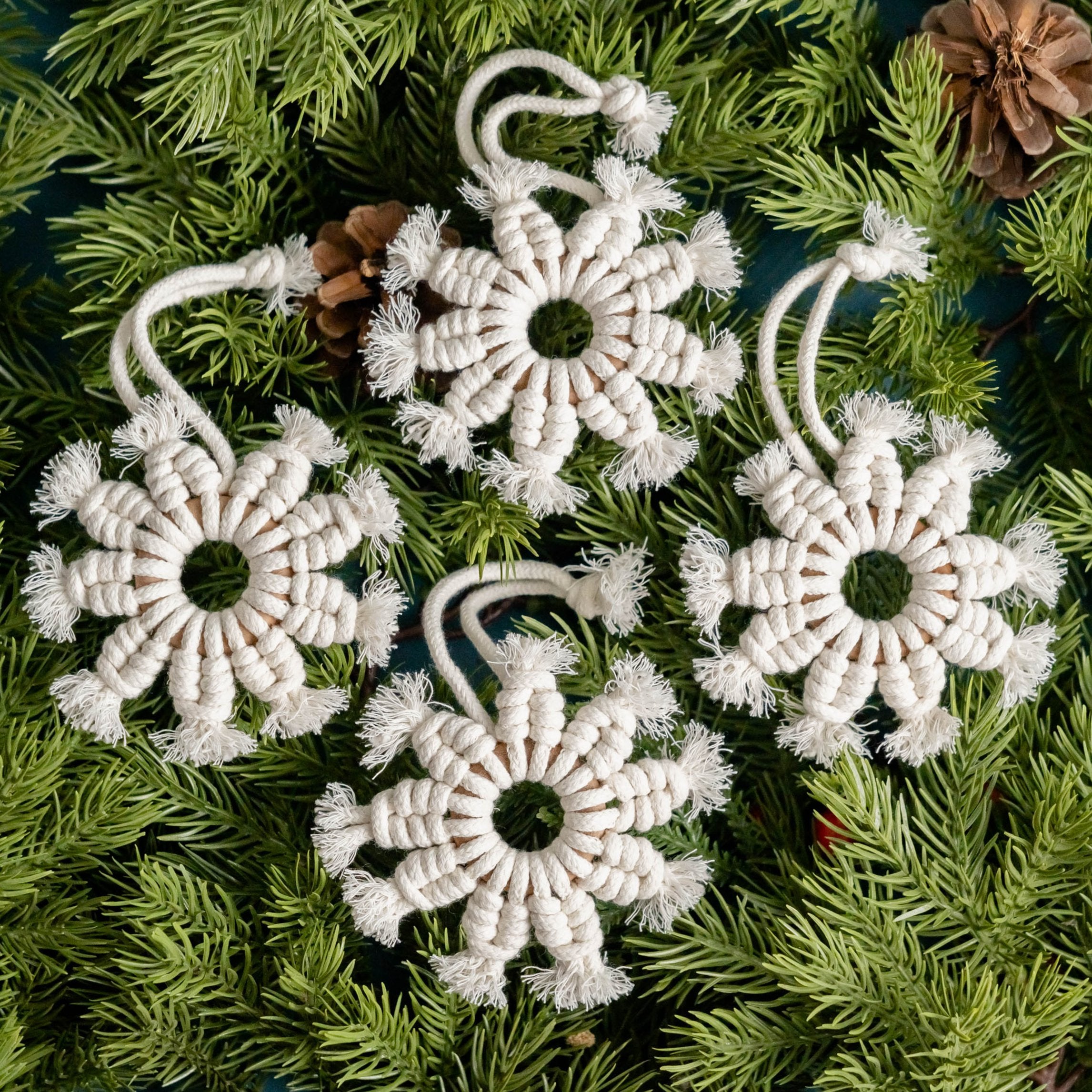 Encantadoras decoraciones de macramé con copos de nieve para darle un toque festivo