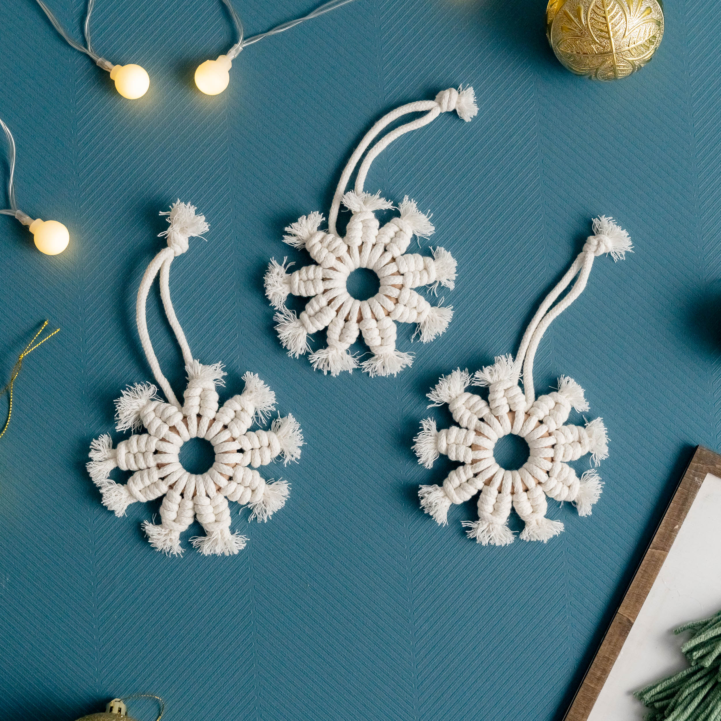 Encantadoras decoraciones de macramé con copos de nieve para darle un toque festivo