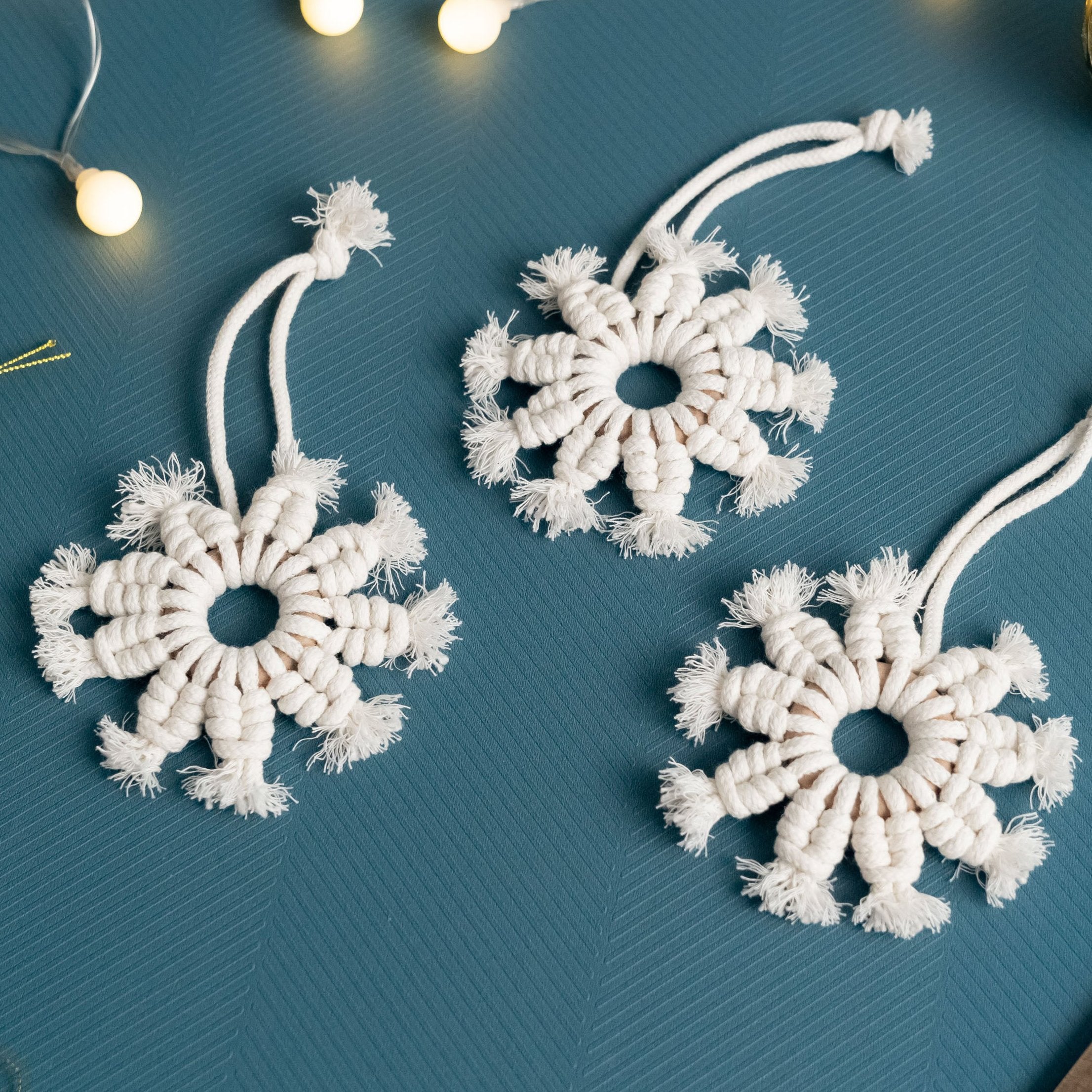 Encantadoras decoraciones de macramé con copos de nieve para darle un toque festivo