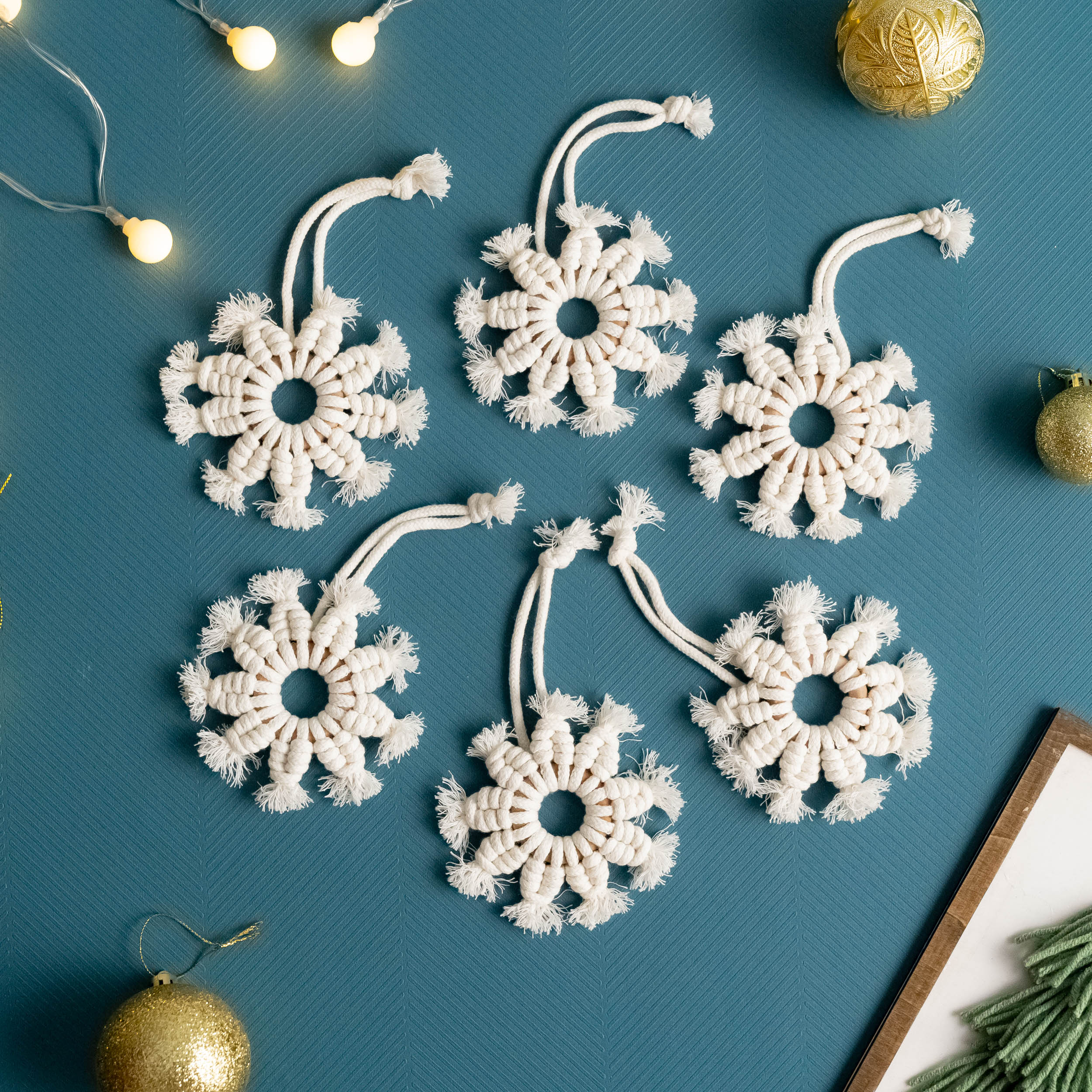 Encantadoras decoraciones de macramé con copos de nieve para darle un toque festivo