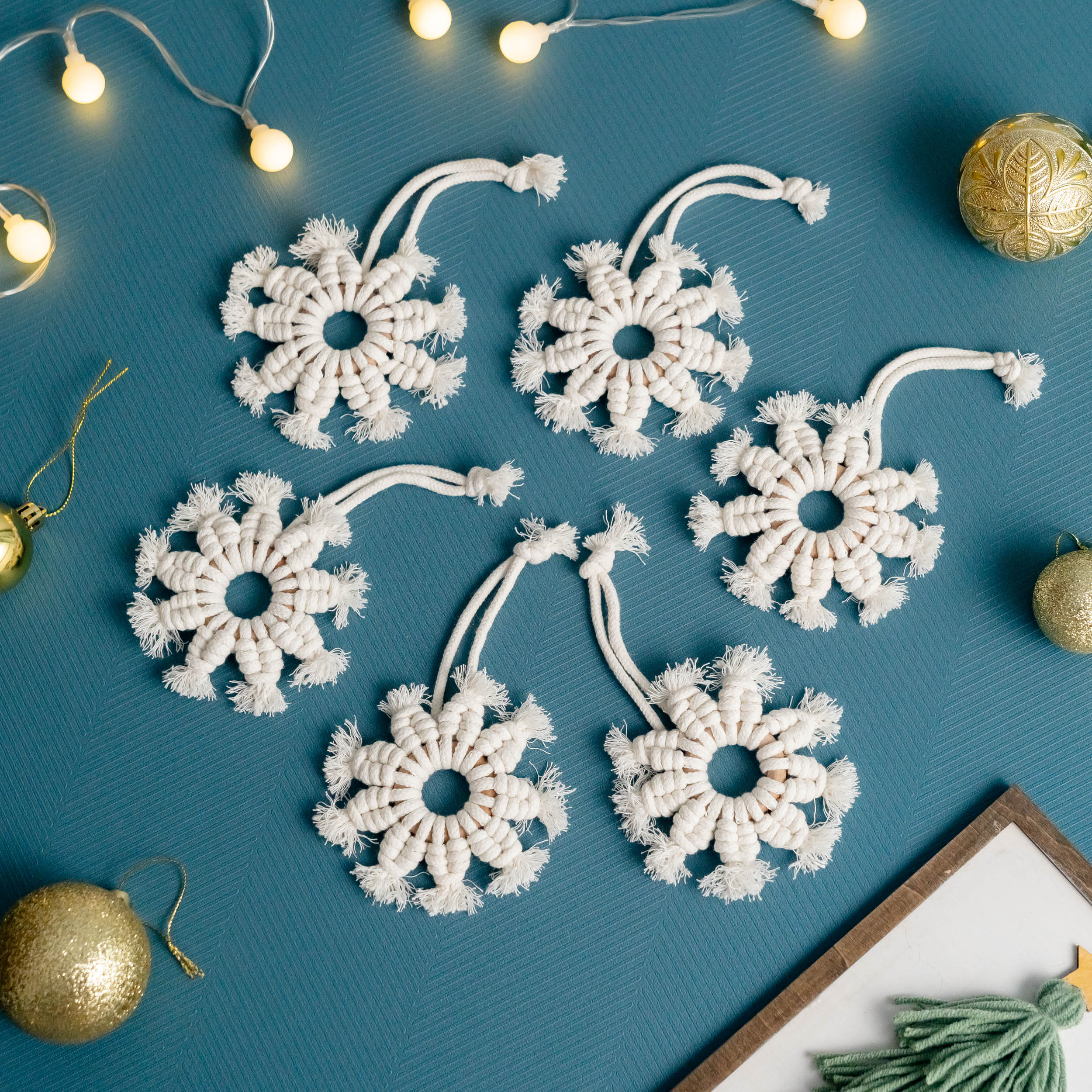 Encantadoras decoraciones de macramé con copos de nieve para darle un toque festivo