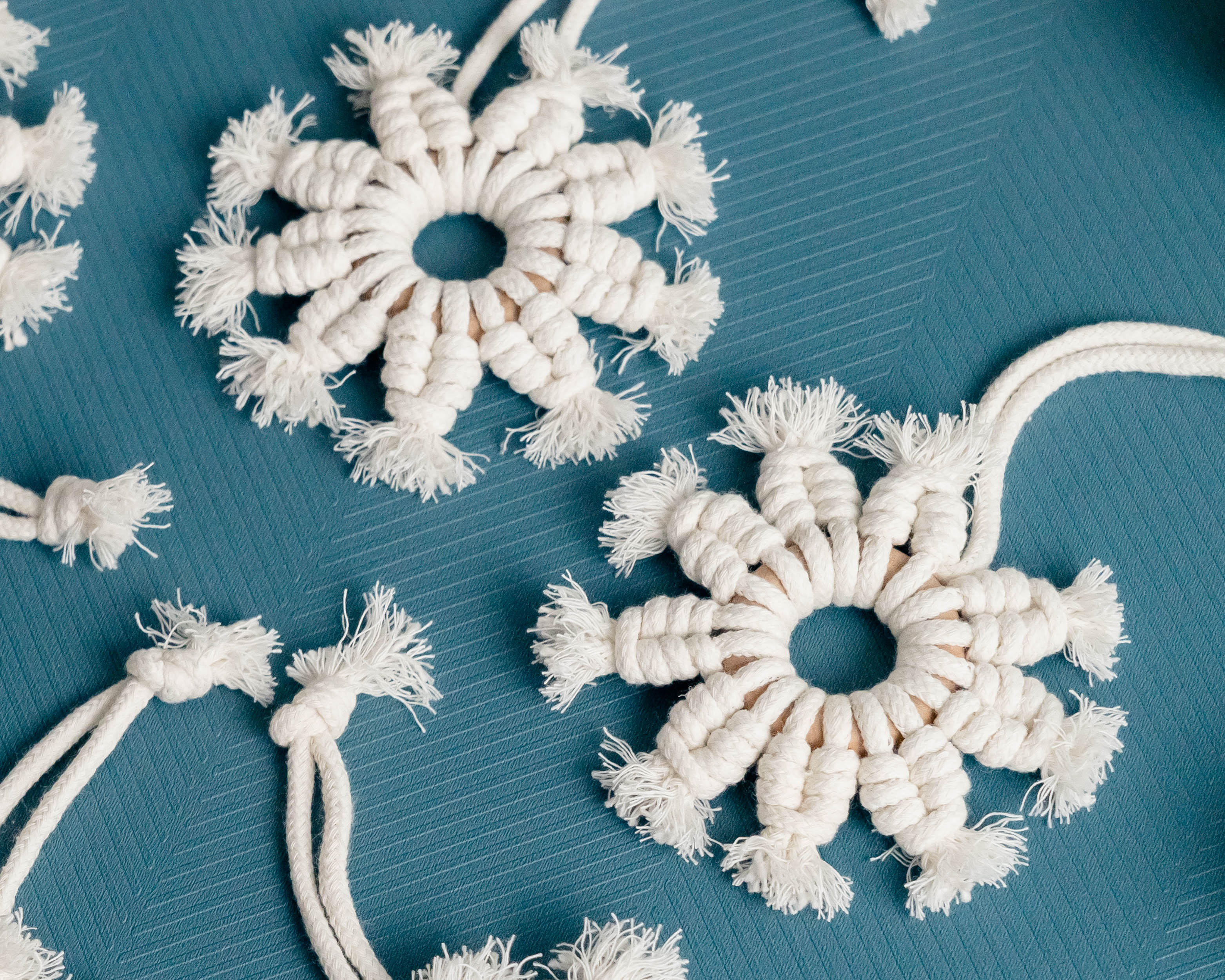 Encantadoras decoraciones de macramé con copos de nieve para darle un toque festivo