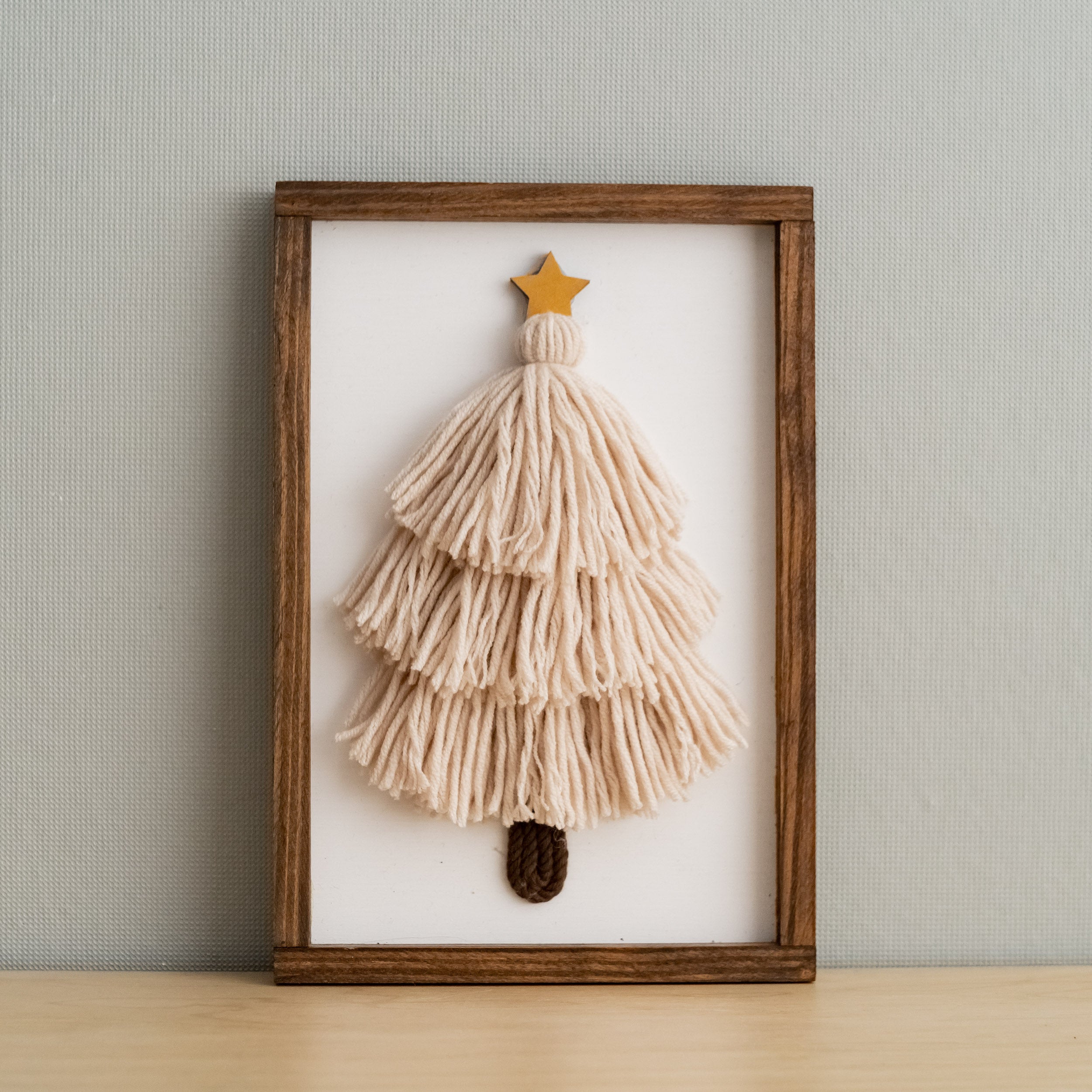 Árbol de Navidad festivo de macramé para una elegante decoración de mesa navideña