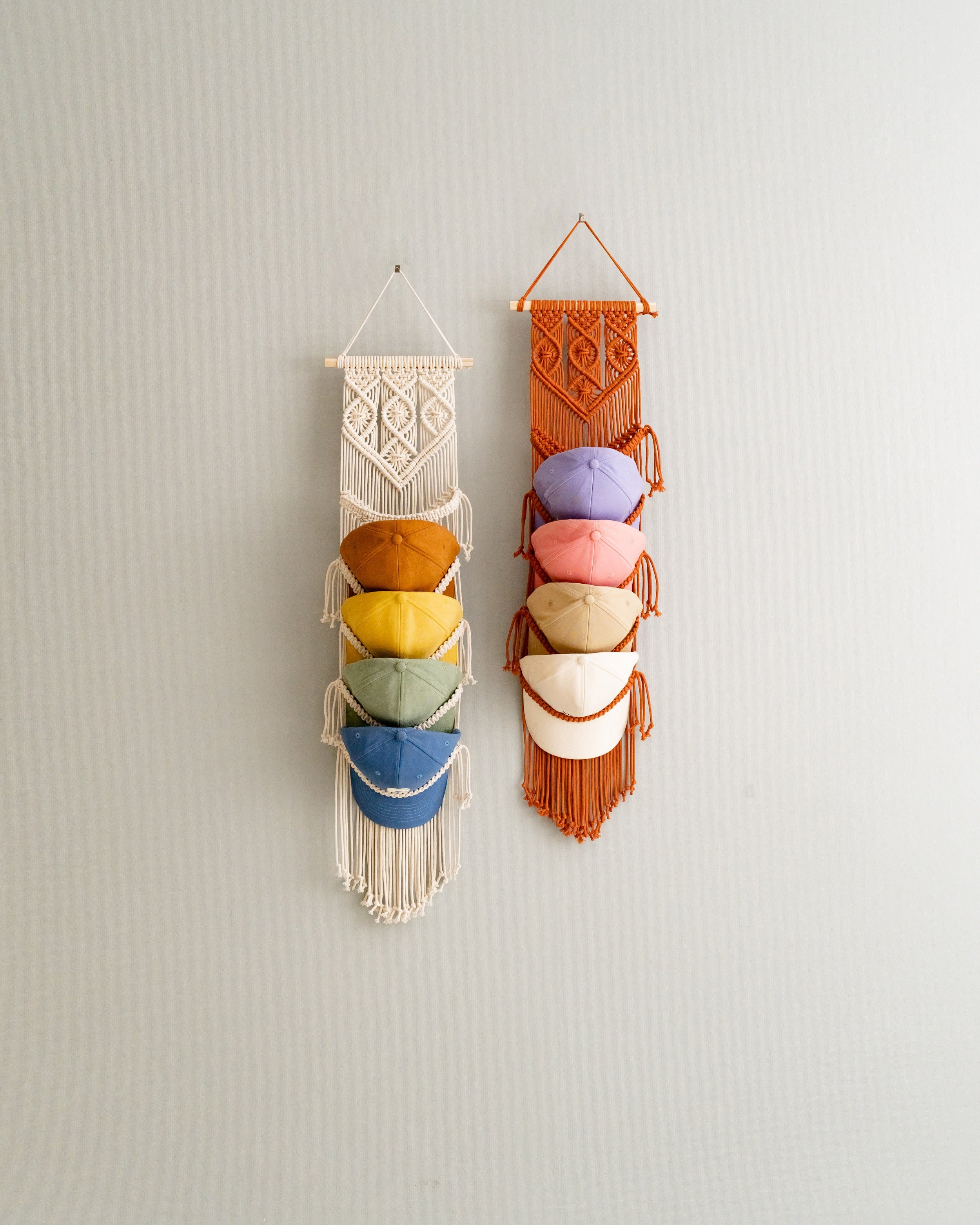 Percha de macramé para organizar tus sombreros favoritos 